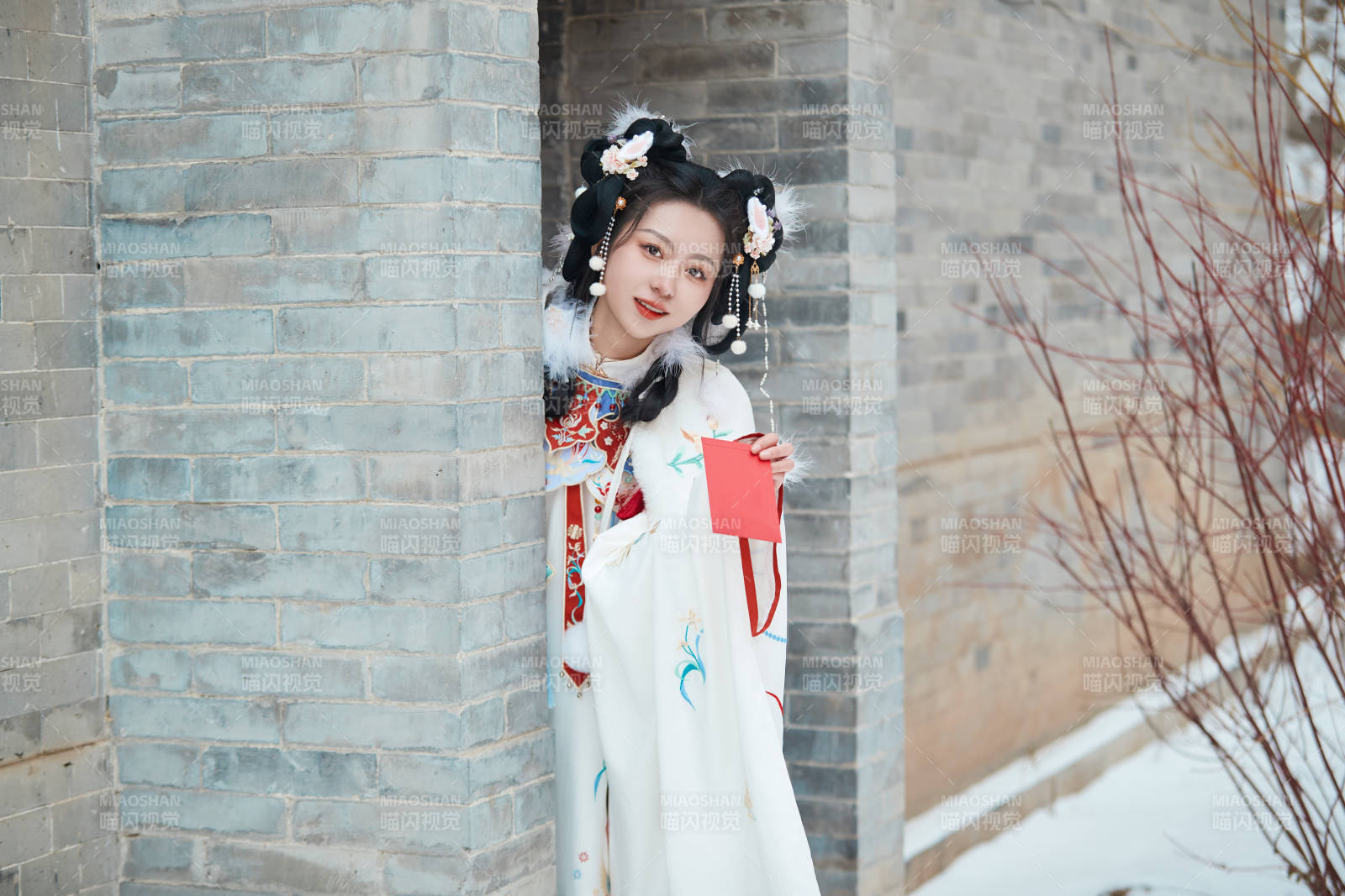 大雪后戶外身穿明朝漢服的亞洲少女
