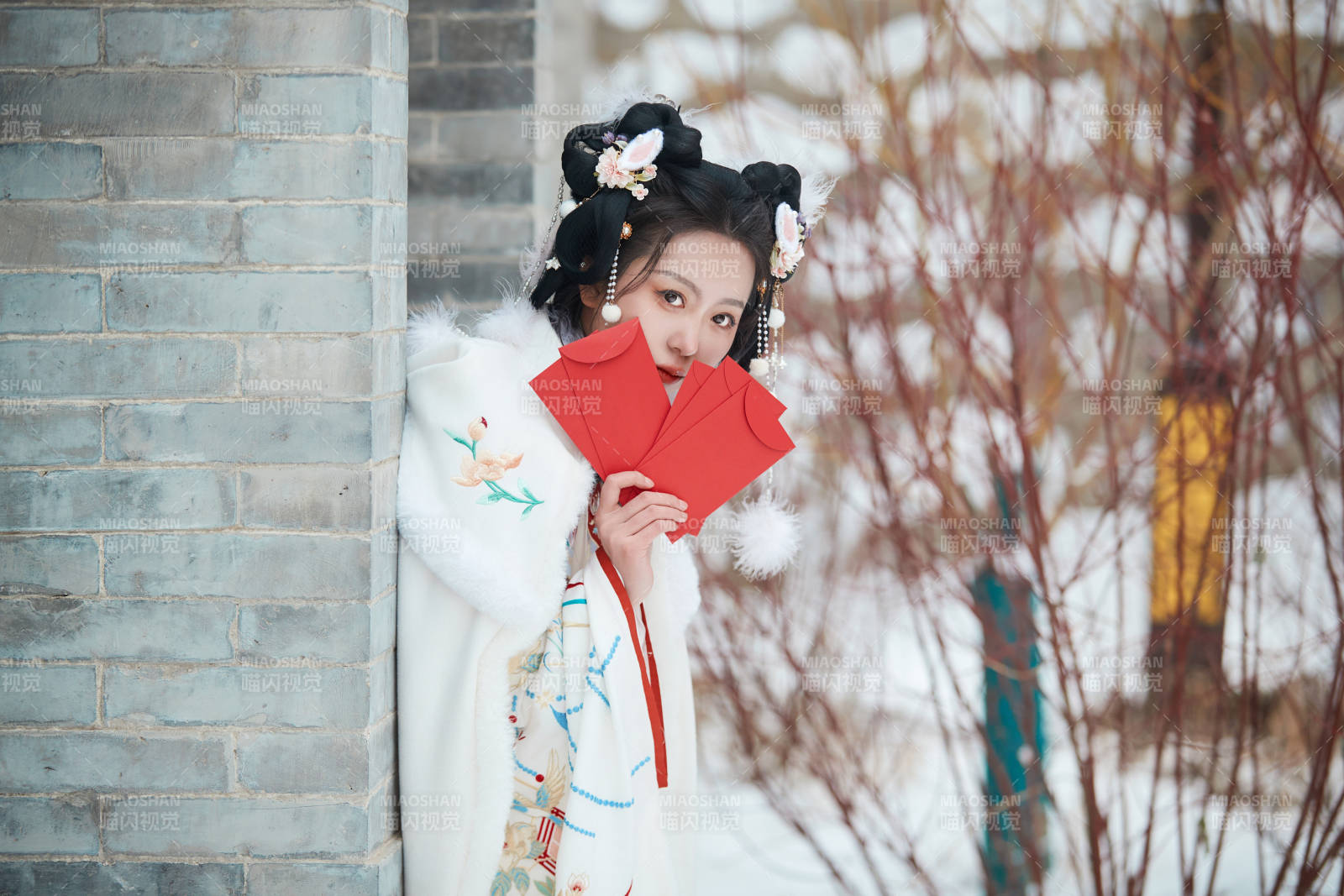 大雪后戶外身穿明朝漢服的亞洲少女