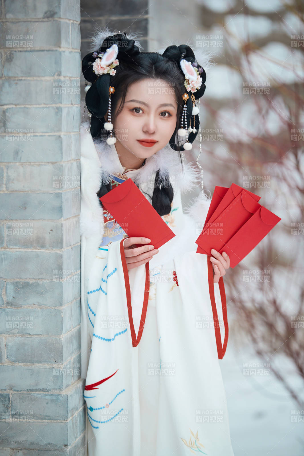 大雪后戶外身穿明朝漢服的亞洲少女