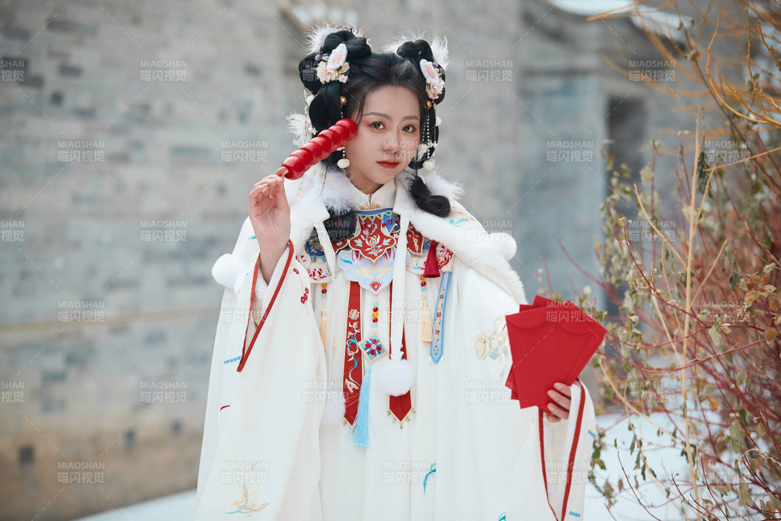 大雪后戶外身穿明朝漢服的亞洲少女