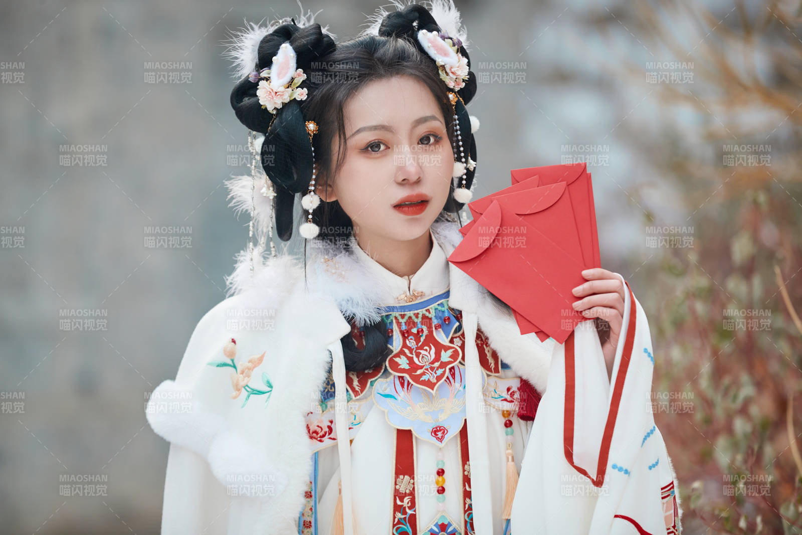 大雪后戶外身穿明朝漢服的亞洲少女