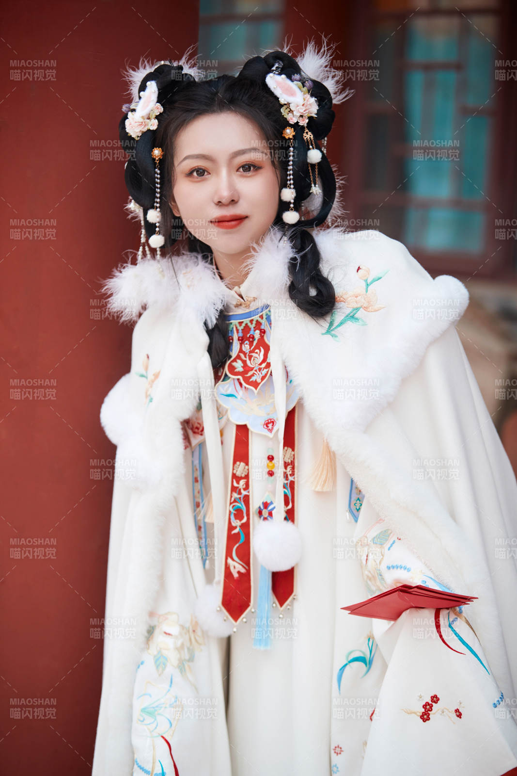 大雪后戶外身穿明朝漢服的亞洲少女