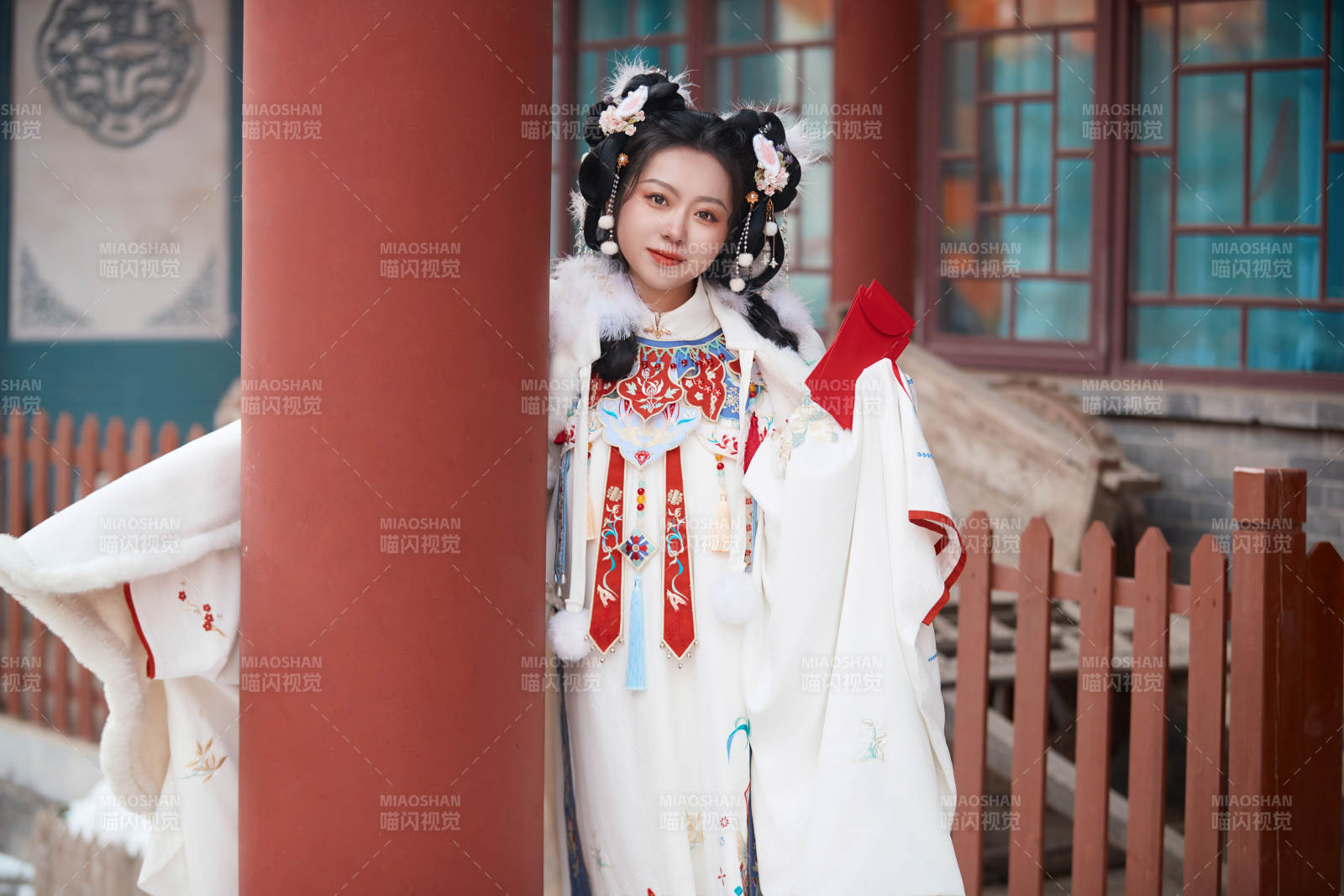 大雪后戶外身穿明朝漢服的亞洲少女