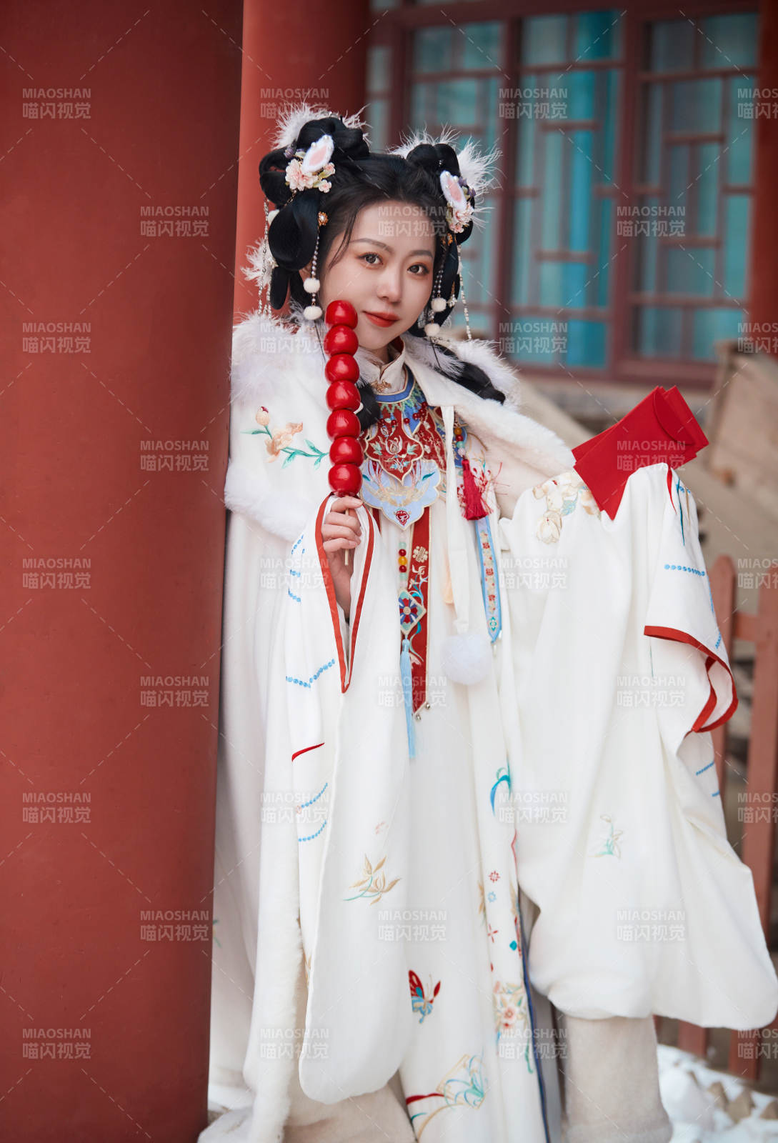 大雪后戶外身穿明朝漢服的亞洲少女