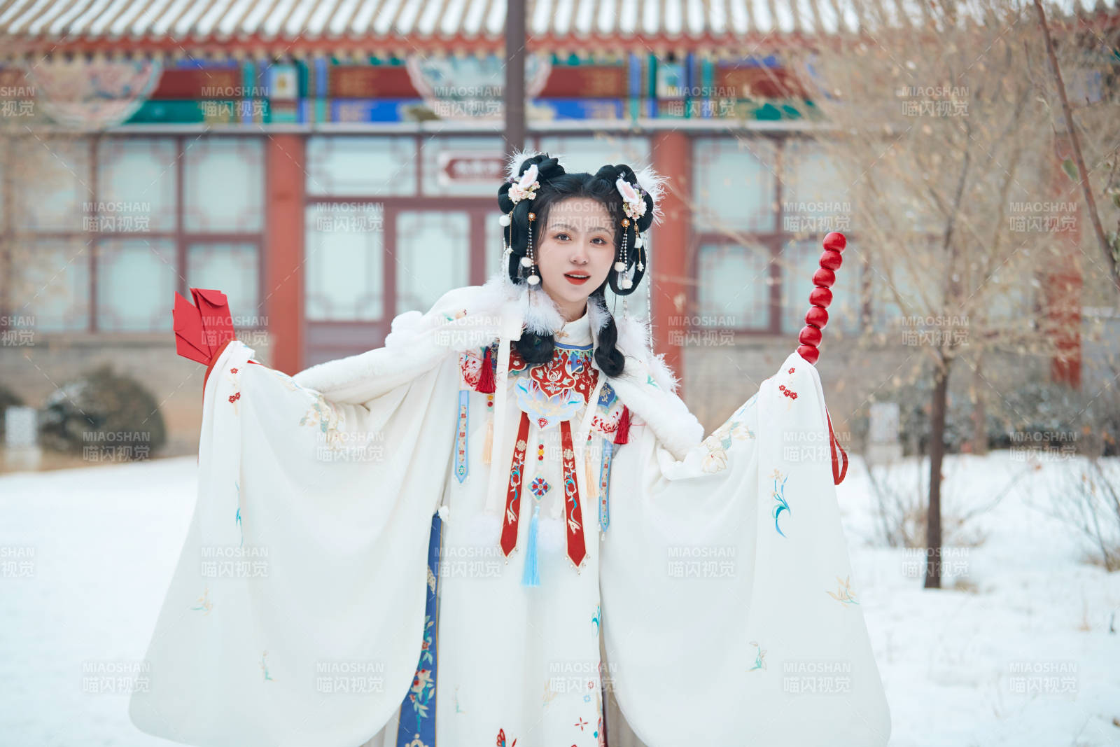 大雪后戶(hù)外身穿明朝漢服的亞洲少女