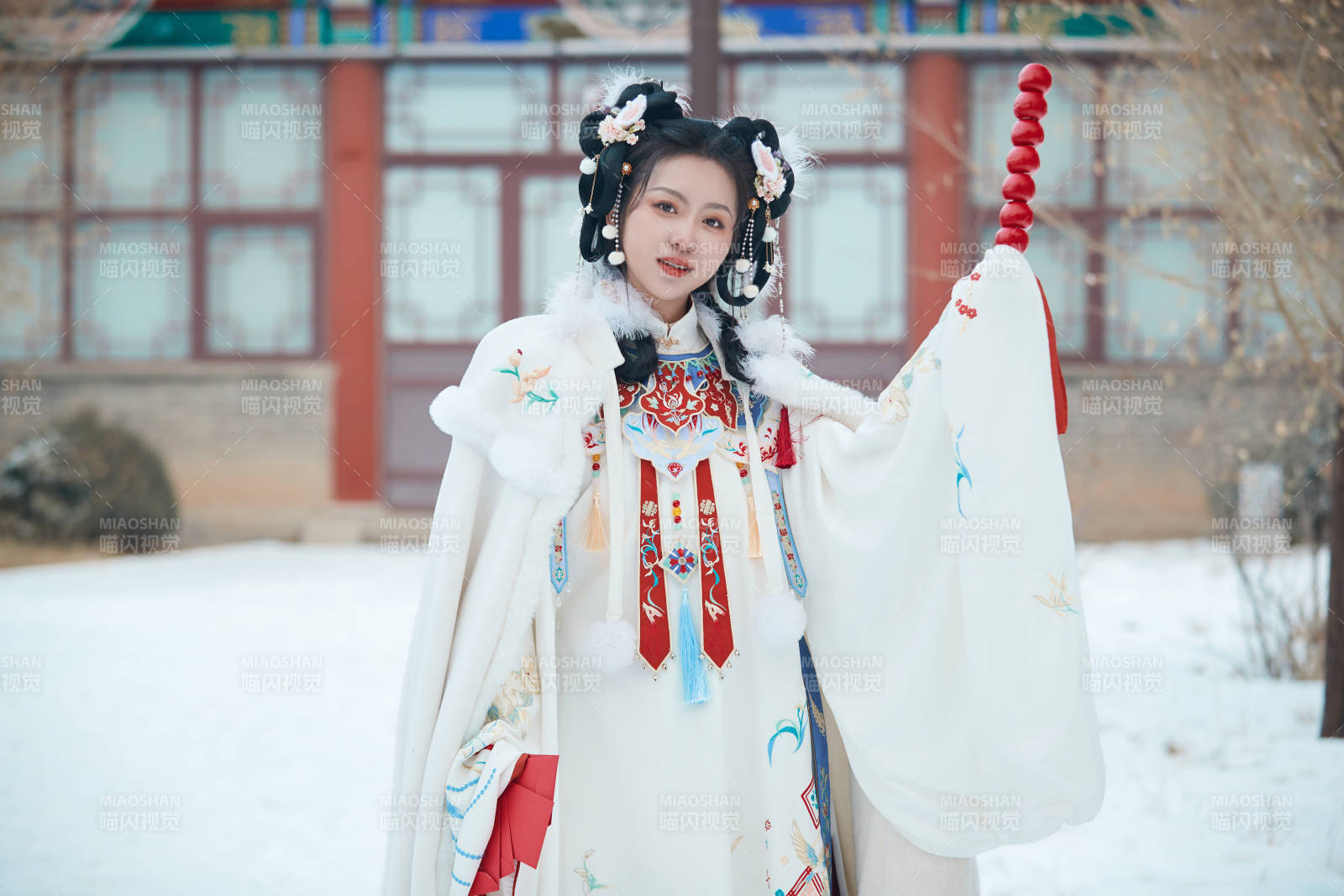 大雪后戶(hù)外身穿明朝漢服的亞洲少女
