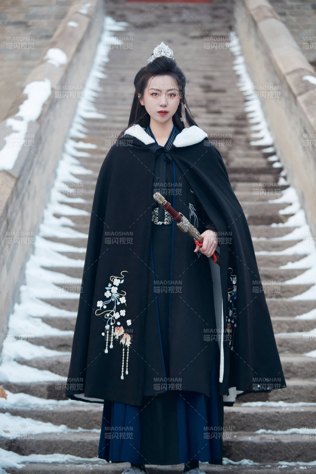 雪天古城身穿漢服扮演武俠的中國少女