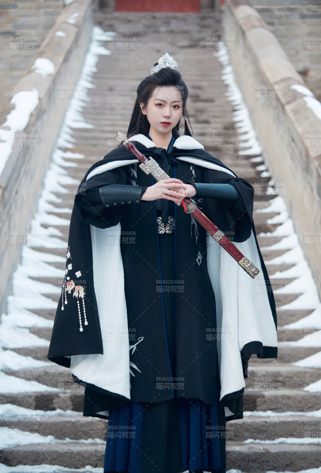 雪天古城身穿漢服扮演武俠的中國少女