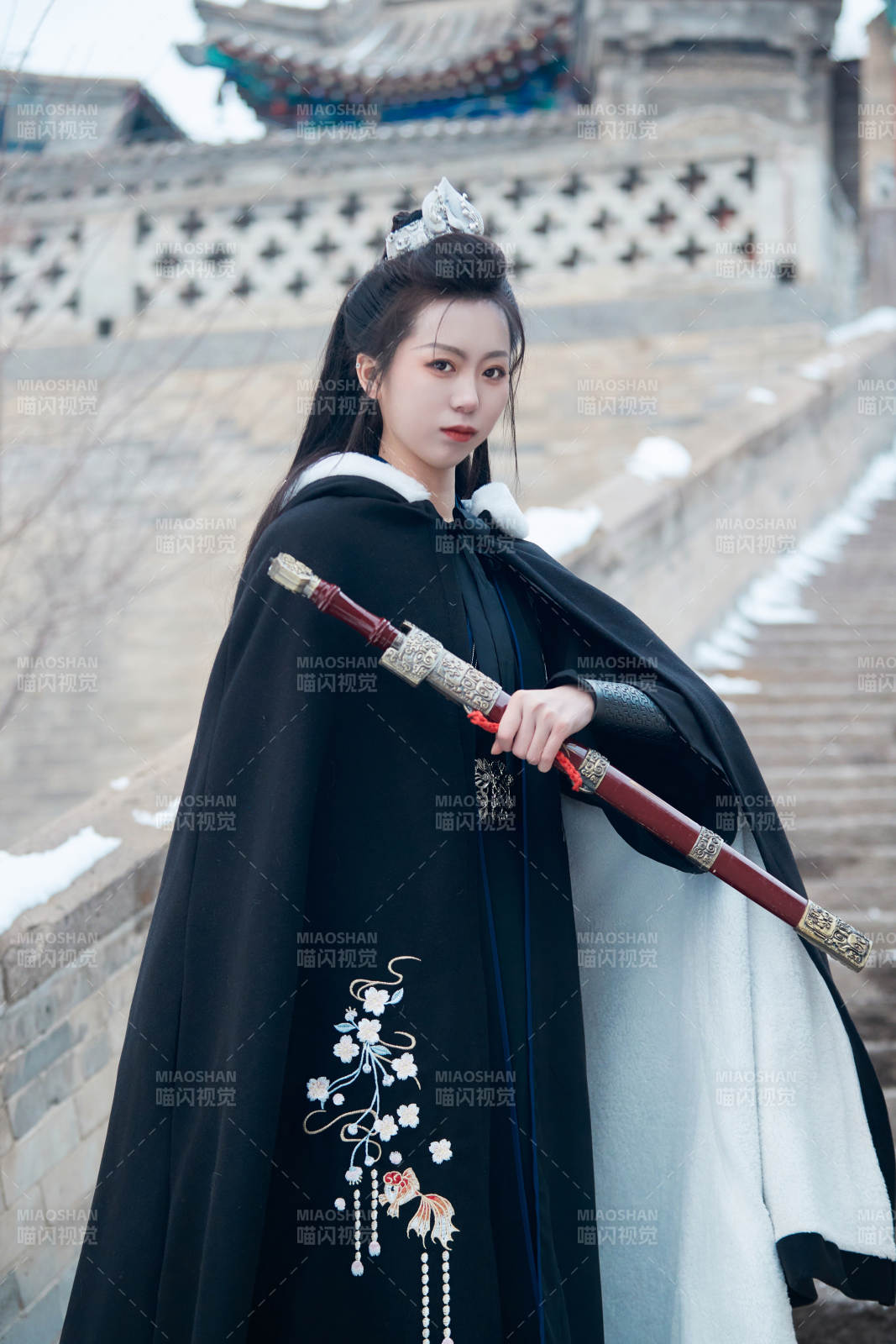 雪天古城身穿漢服扮演武俠的中國少女