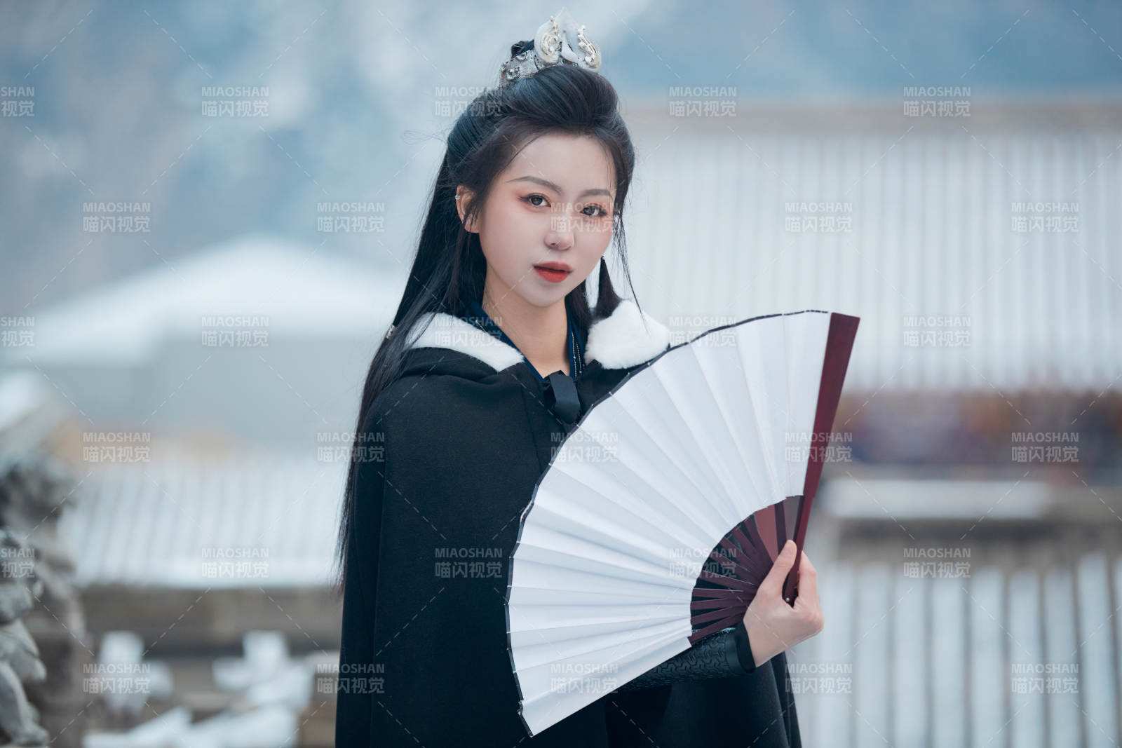 雪天古城身穿漢服扮演武俠的中國少女