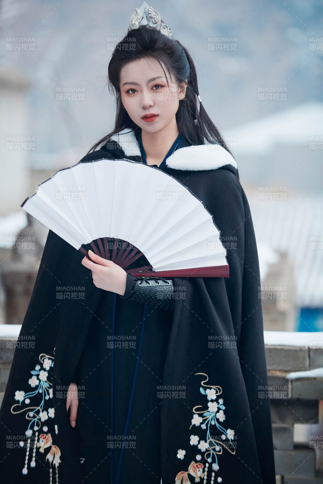 雪天古城身穿漢服扮演武俠的中國少女