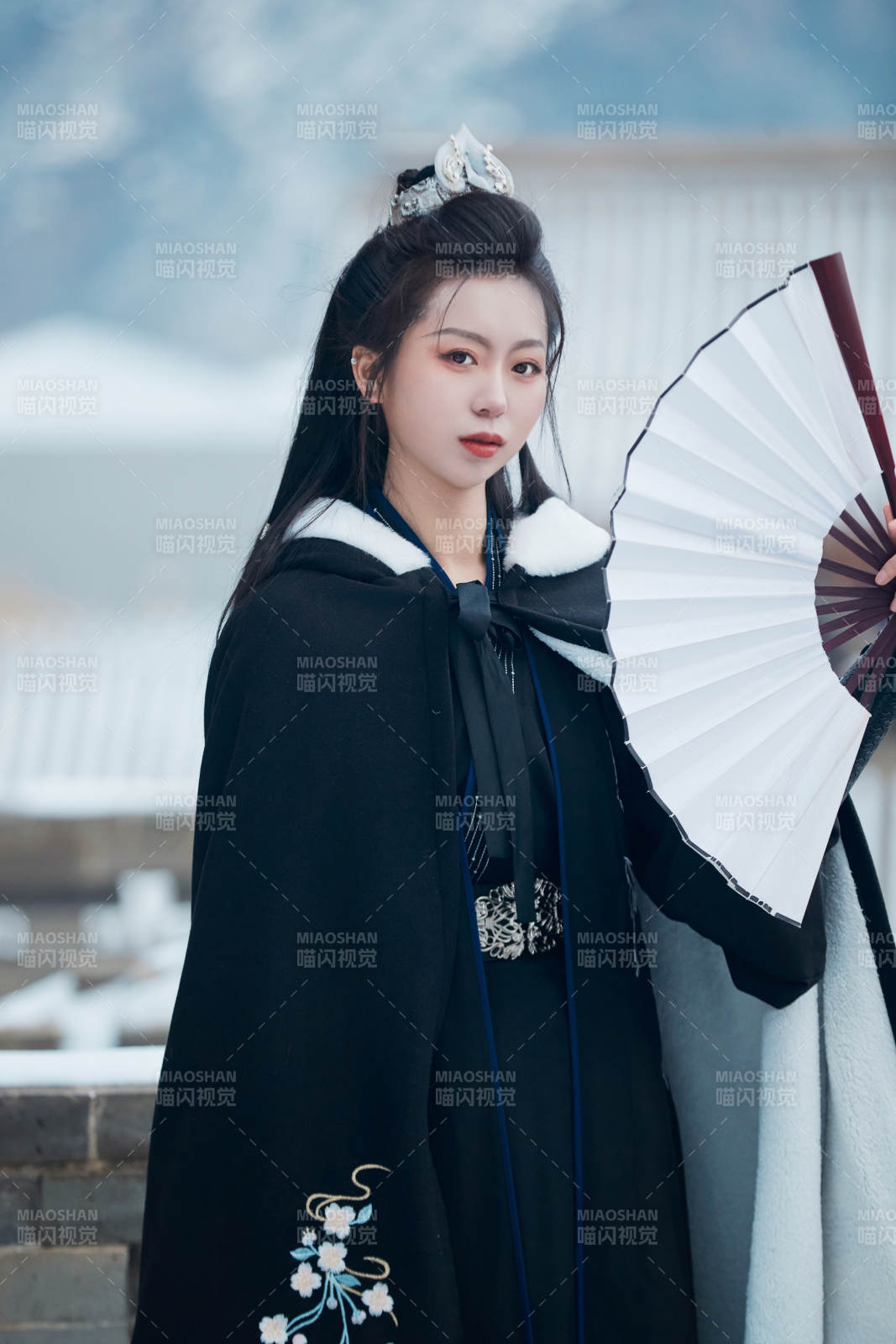 雪天古城身穿漢服扮演武俠的中國(guó)少女