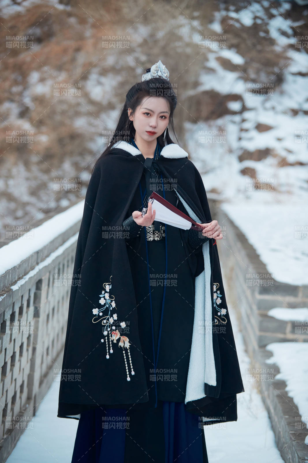 雪天古城身穿漢服扮演武俠的中國少女