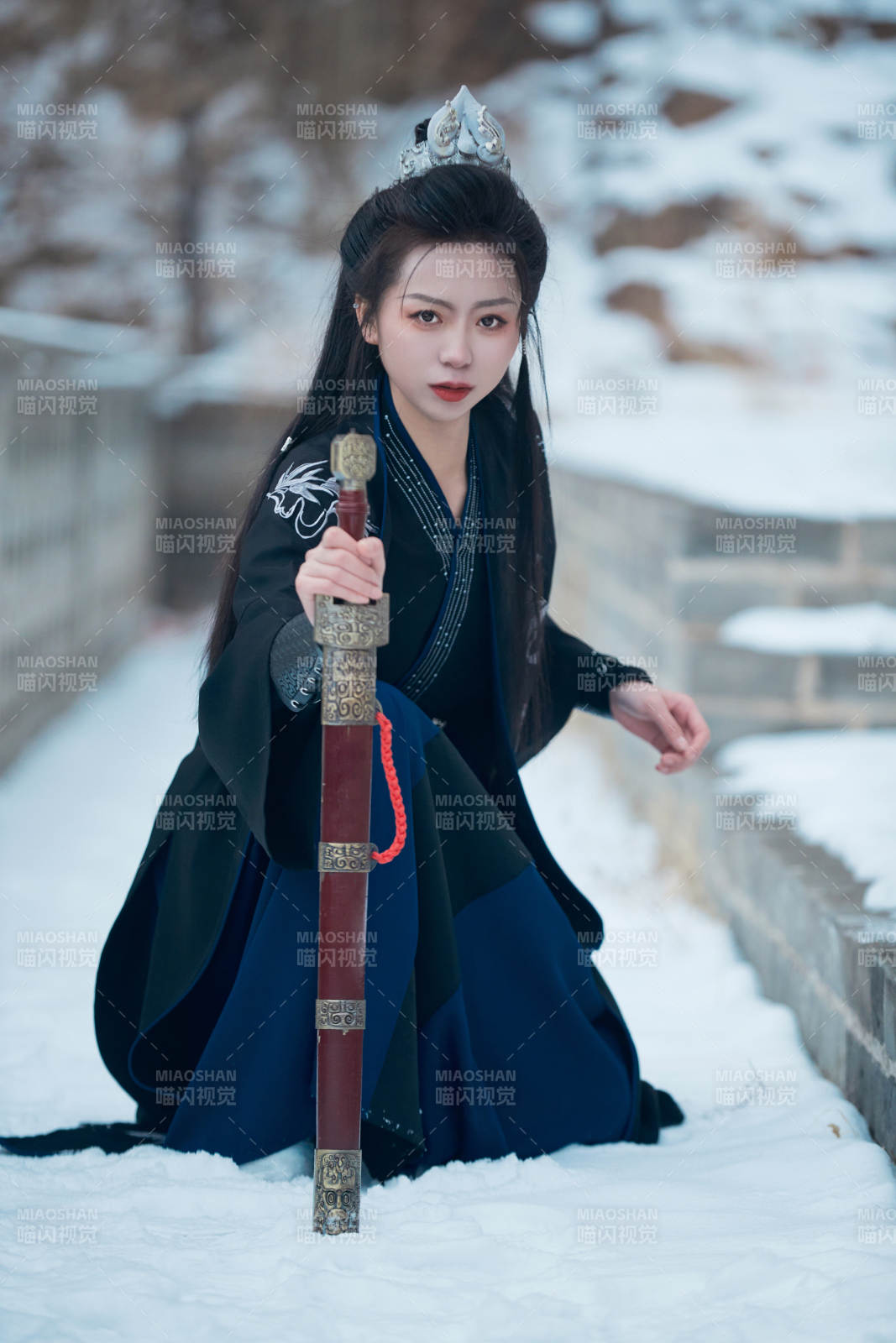 雪天古城身穿漢服扮演武俠的中國少女