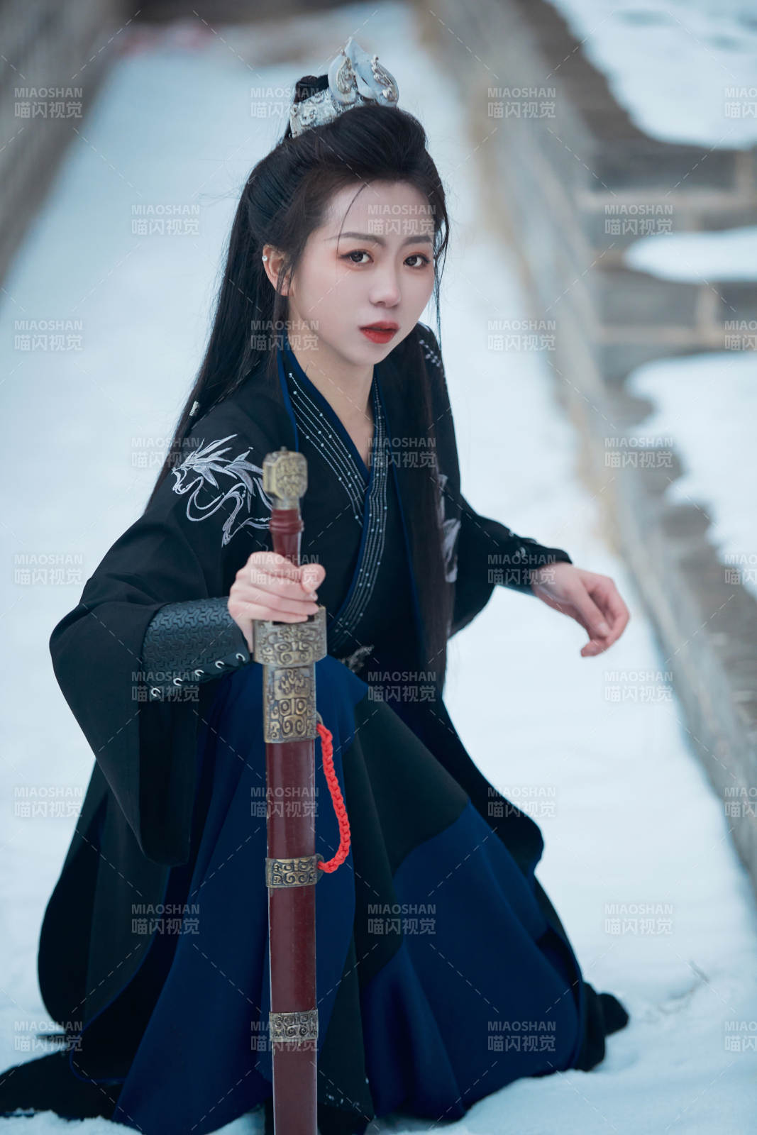 雪天古城身穿漢服扮演武俠的中國少女