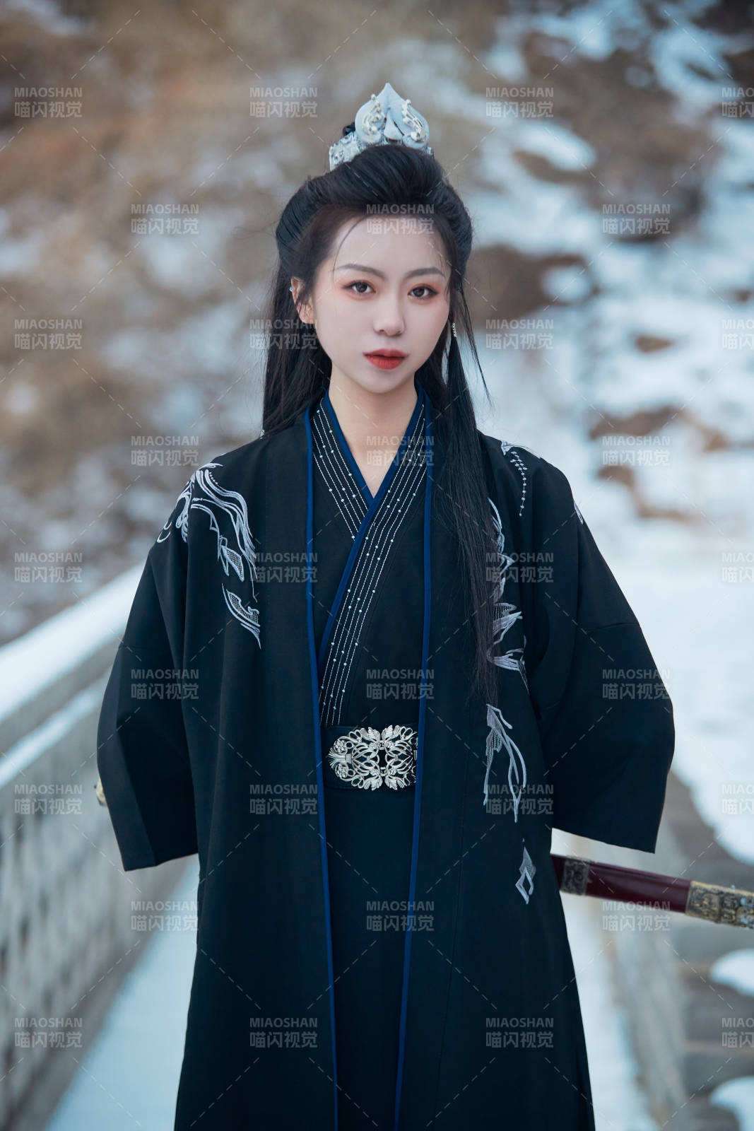 雪天古城身穿漢服扮演武俠的中國少女