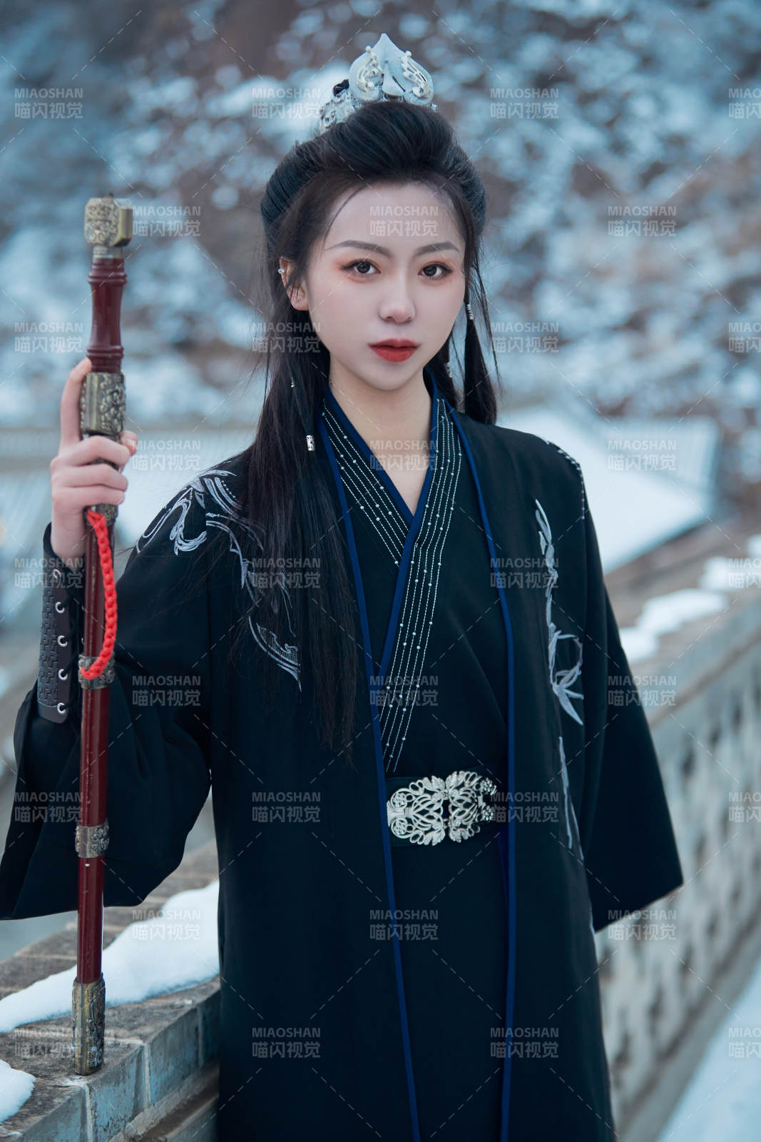 雪天古城身穿漢服扮演武俠的中國少女