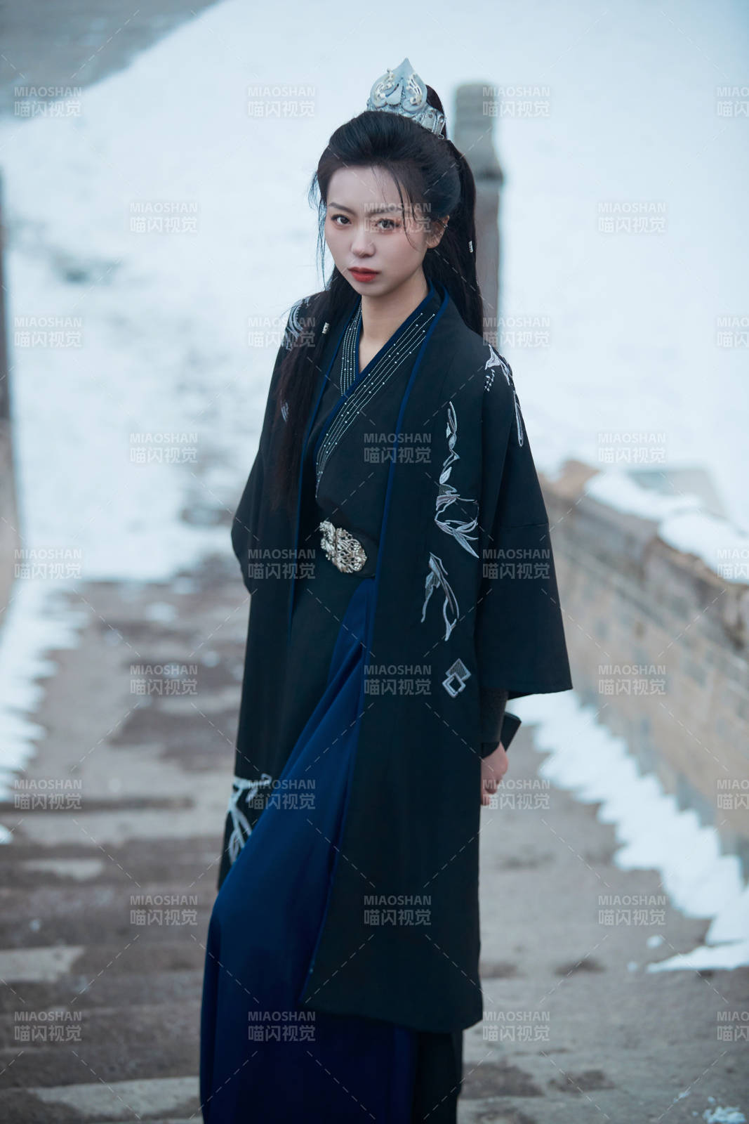 雪天古城身穿漢服扮演武俠的中國少女