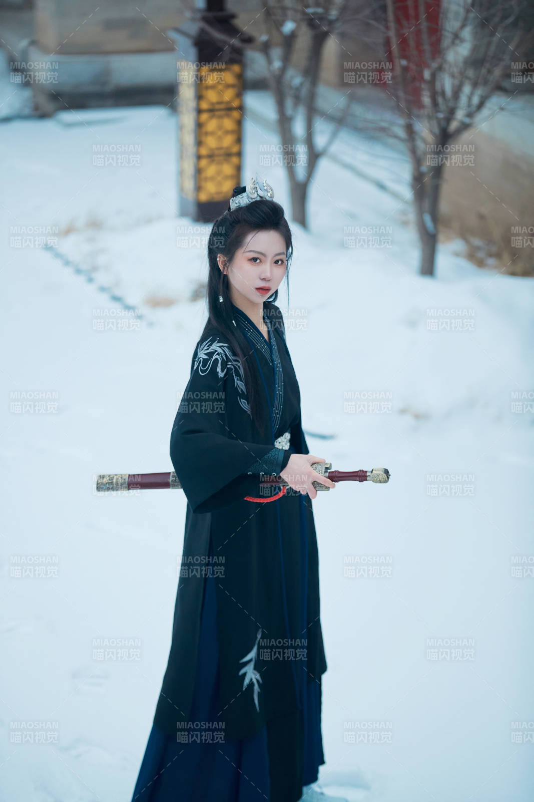 雪天古城身穿漢服扮演武俠的中國少女