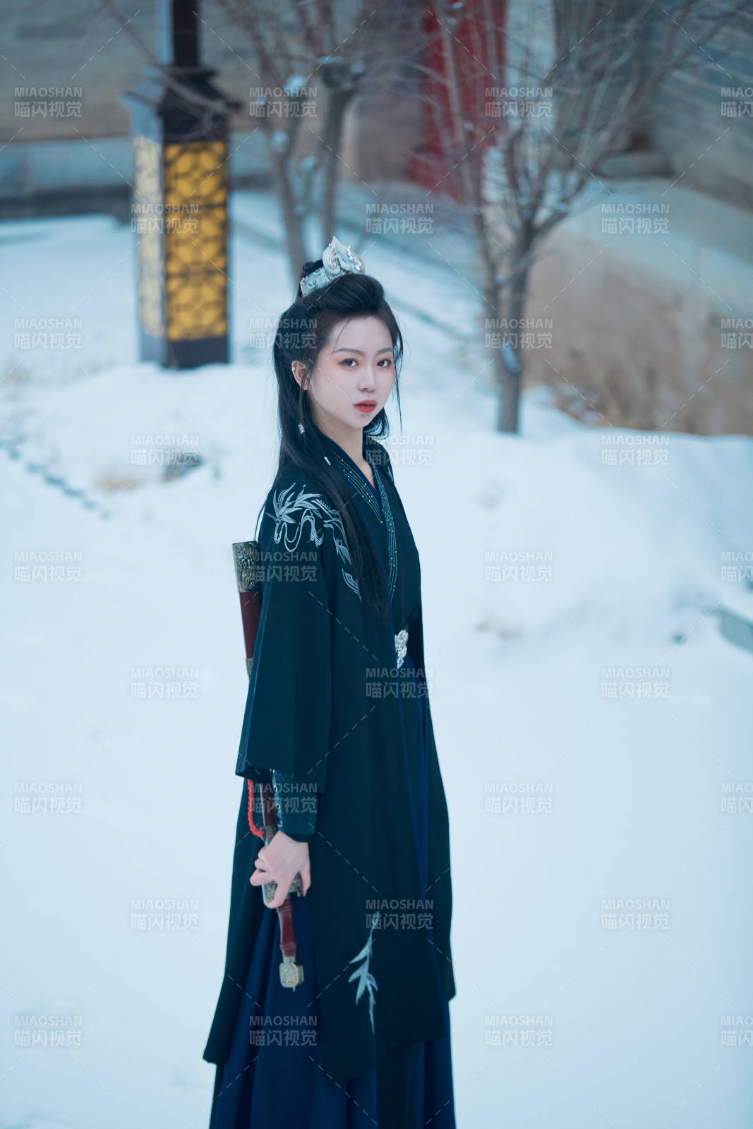 雪天古城身穿漢服扮演武俠的中國(guó)少女