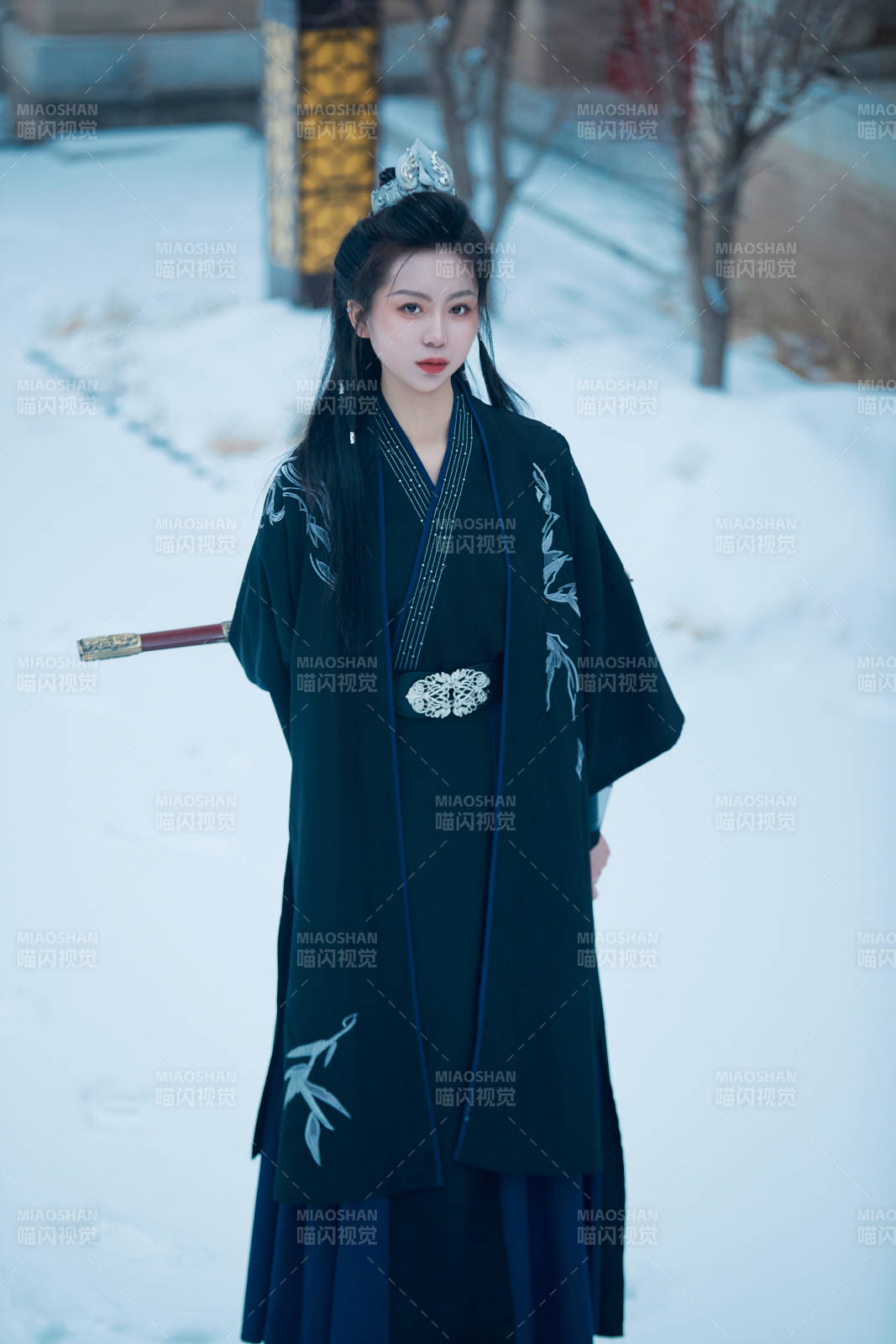 雪天古城身穿漢服扮演武俠的中國少女