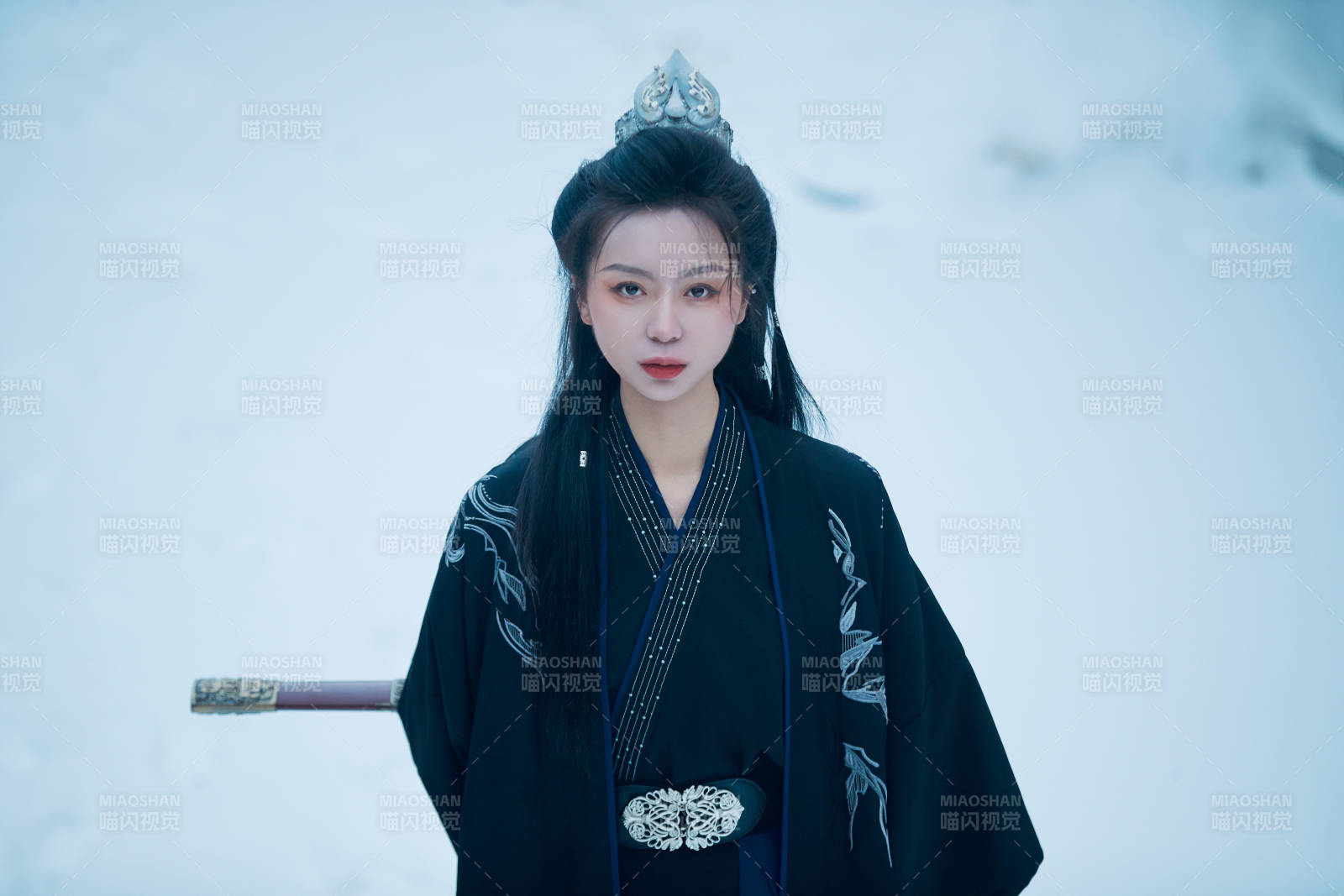 雪天古城身穿漢服扮演武俠的中國少女
