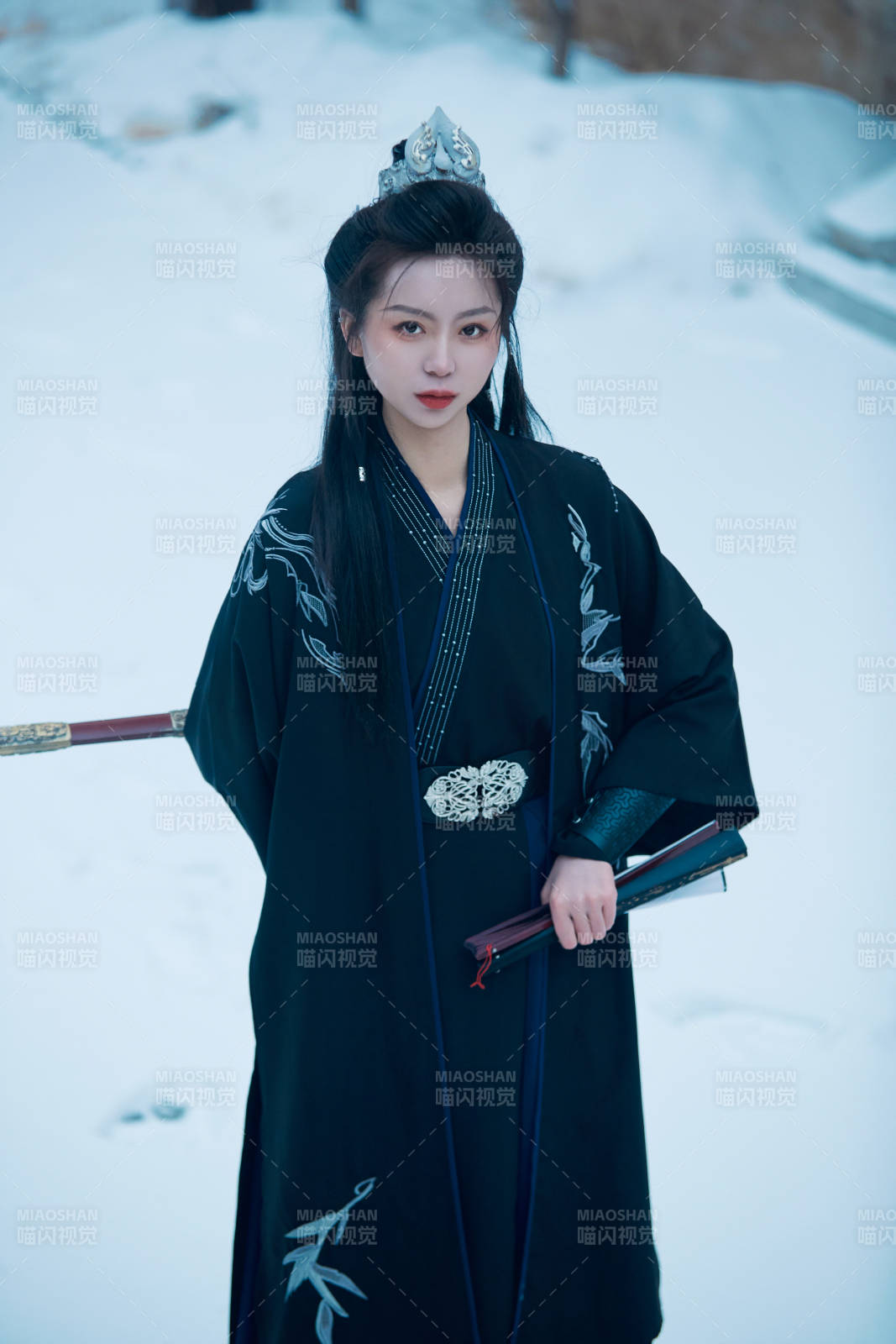 雪天古城身穿漢服扮演武俠的中國少女