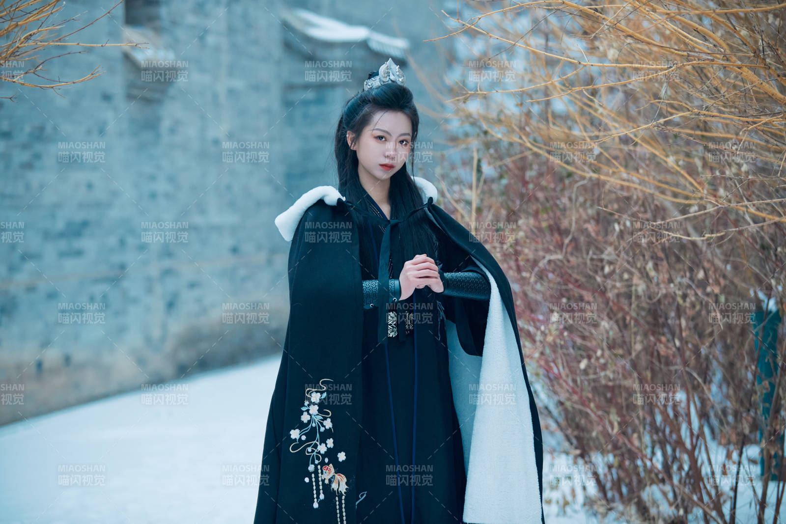 雪天古城身穿漢服扮演武俠的中國(guó)少女