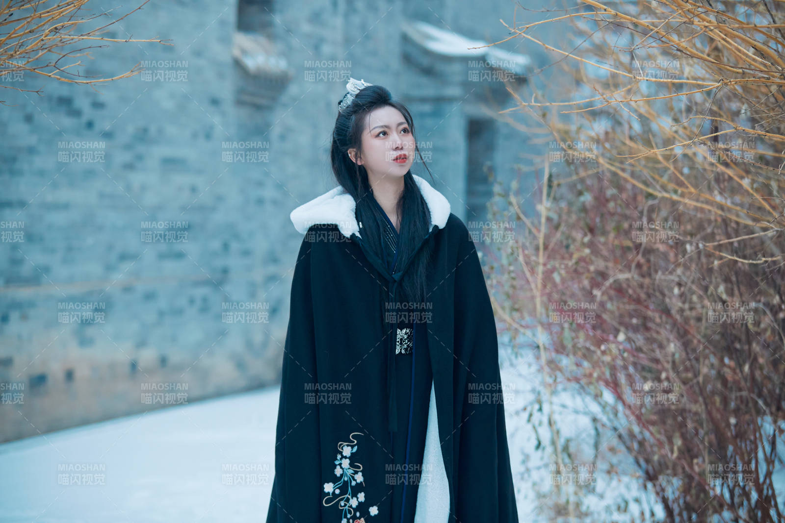 雪天古城身穿漢服扮演武俠的中國(guó)少女