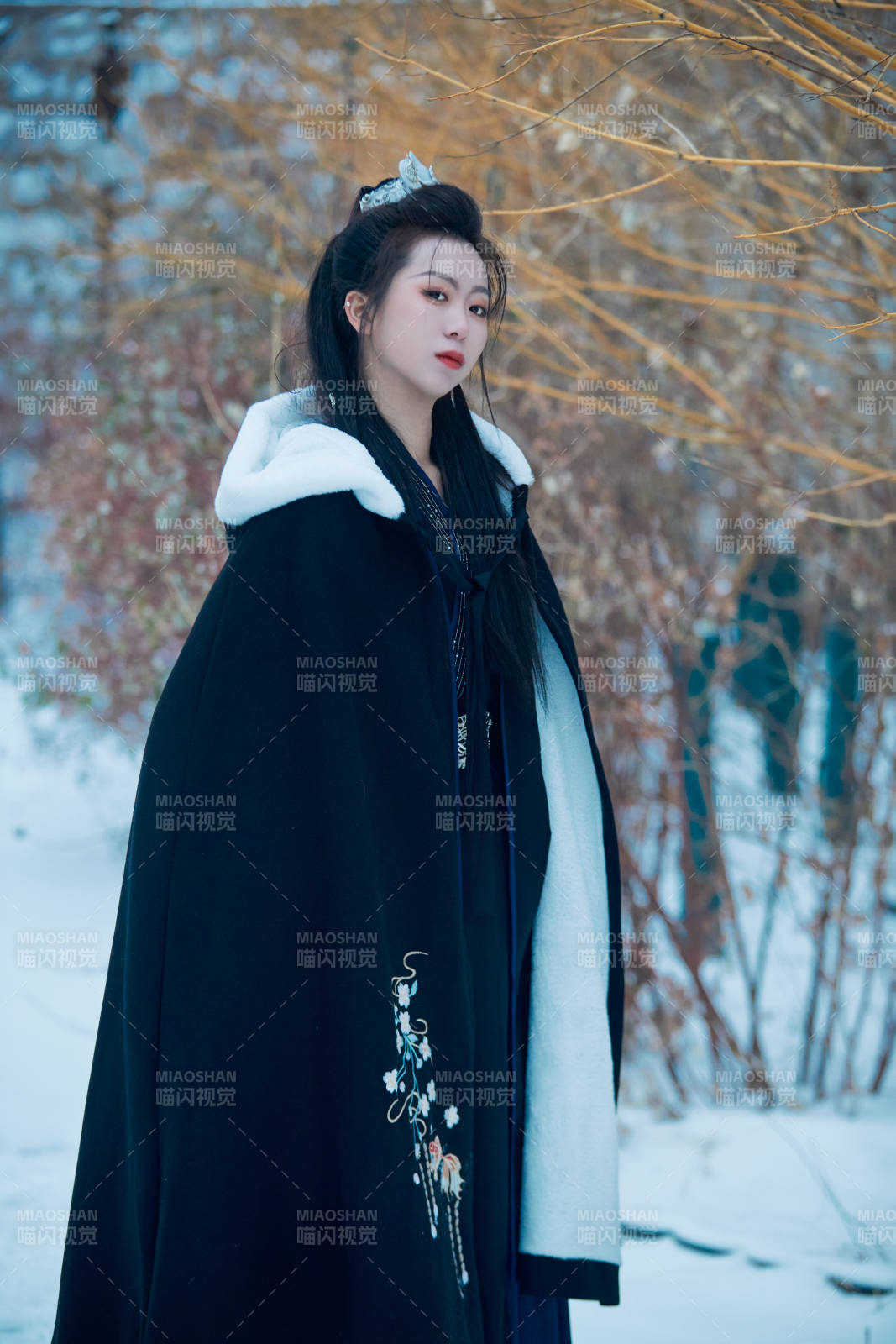 雪天古城身穿漢服扮演武俠的中國少女