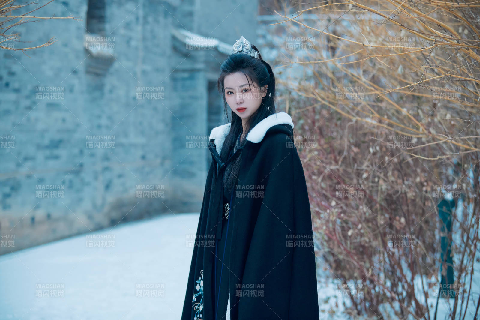 雪天古城身穿漢服扮演武俠的中國少女