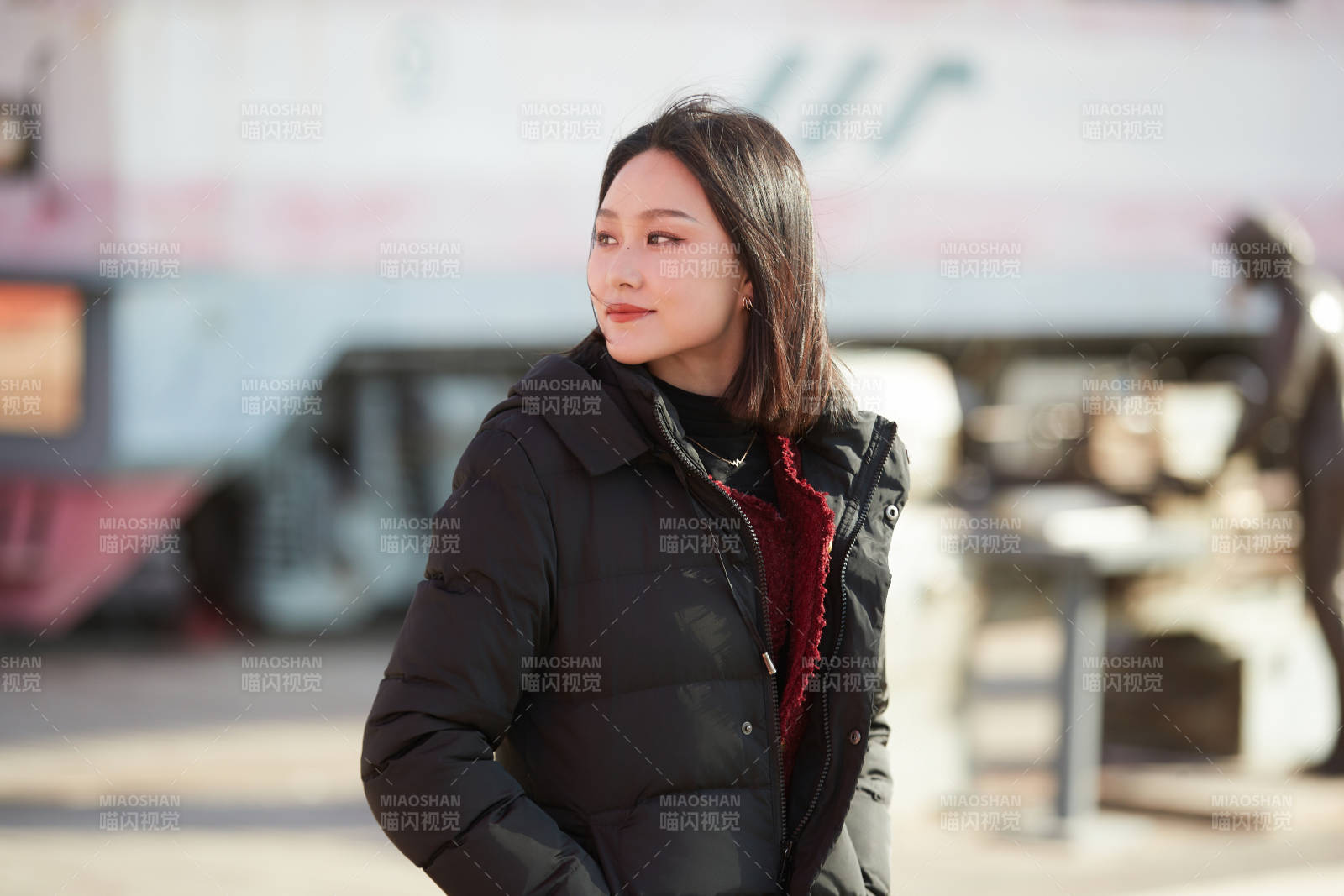 除夕在戶(hù)外公園游玩的亞洲少女