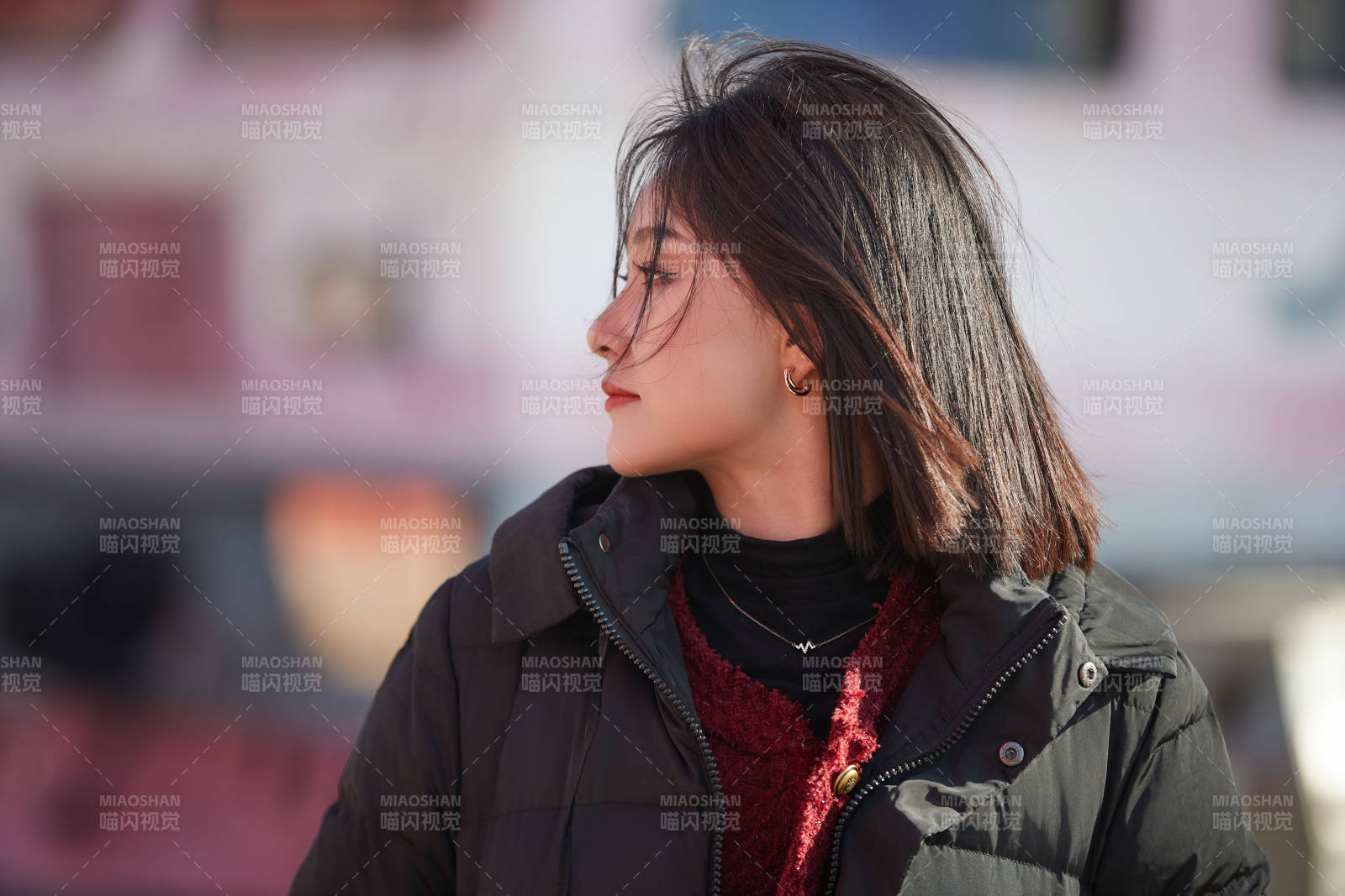 除夕在戶外公園游玩的亞洲少女