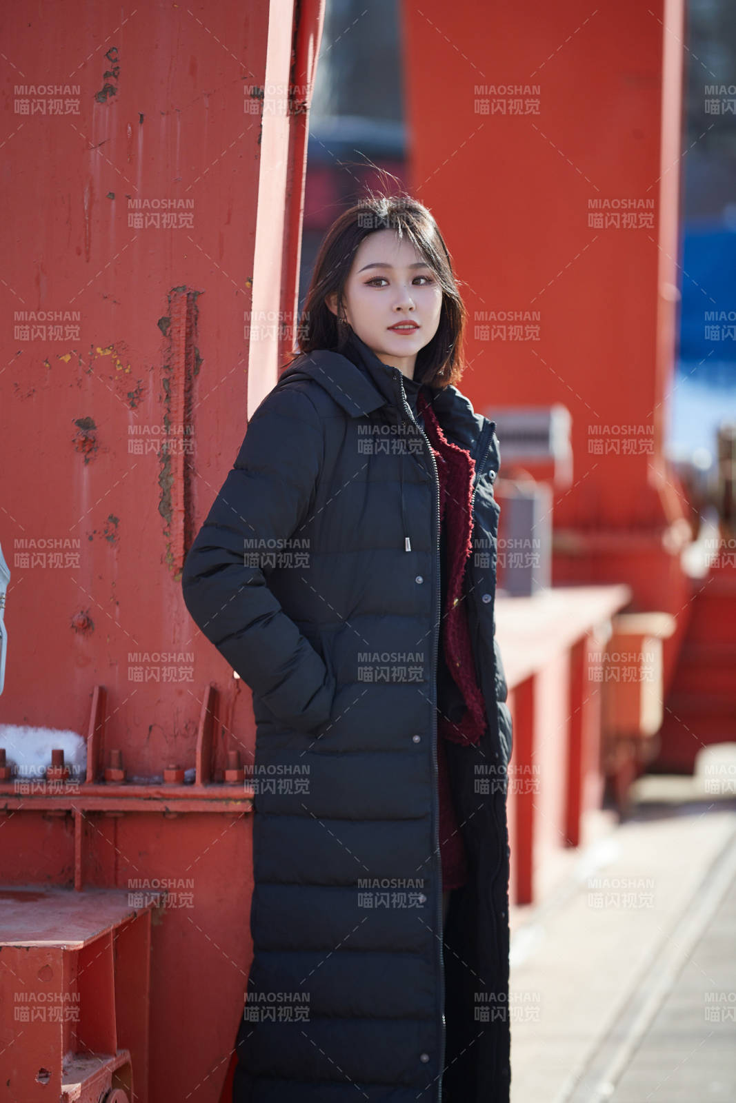 除夕在戶外公園游玩的亞洲少女