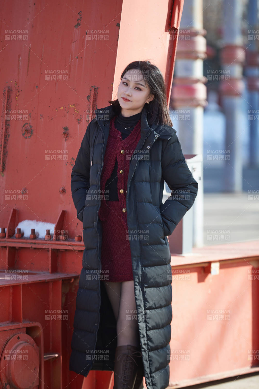 除夕在戶外公園游玩的亞洲少女