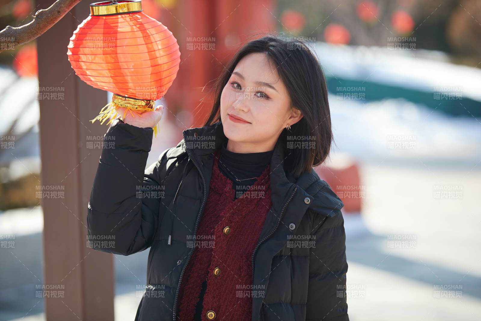 除夕在戶外公園游玩的亞洲少女