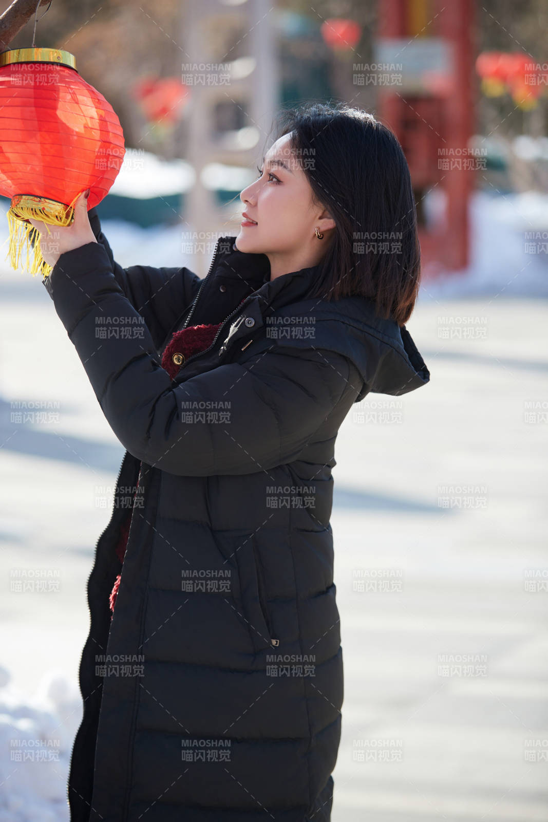 除夕在戶外公園游玩的亞洲少女