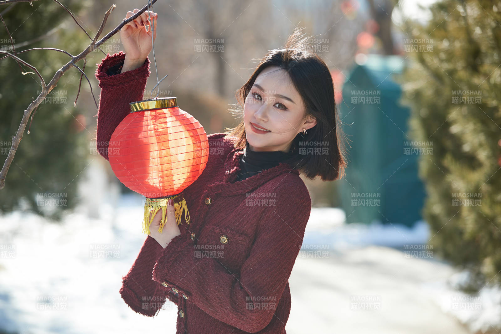 除夕在戶外公園游玩的亞洲少女