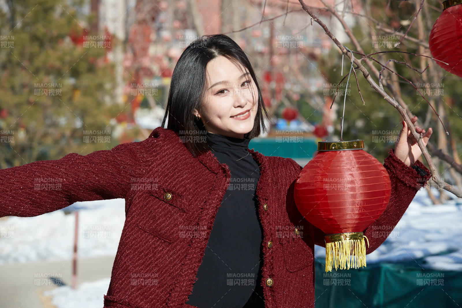 除夕在戶外公園游玩的亞洲少女