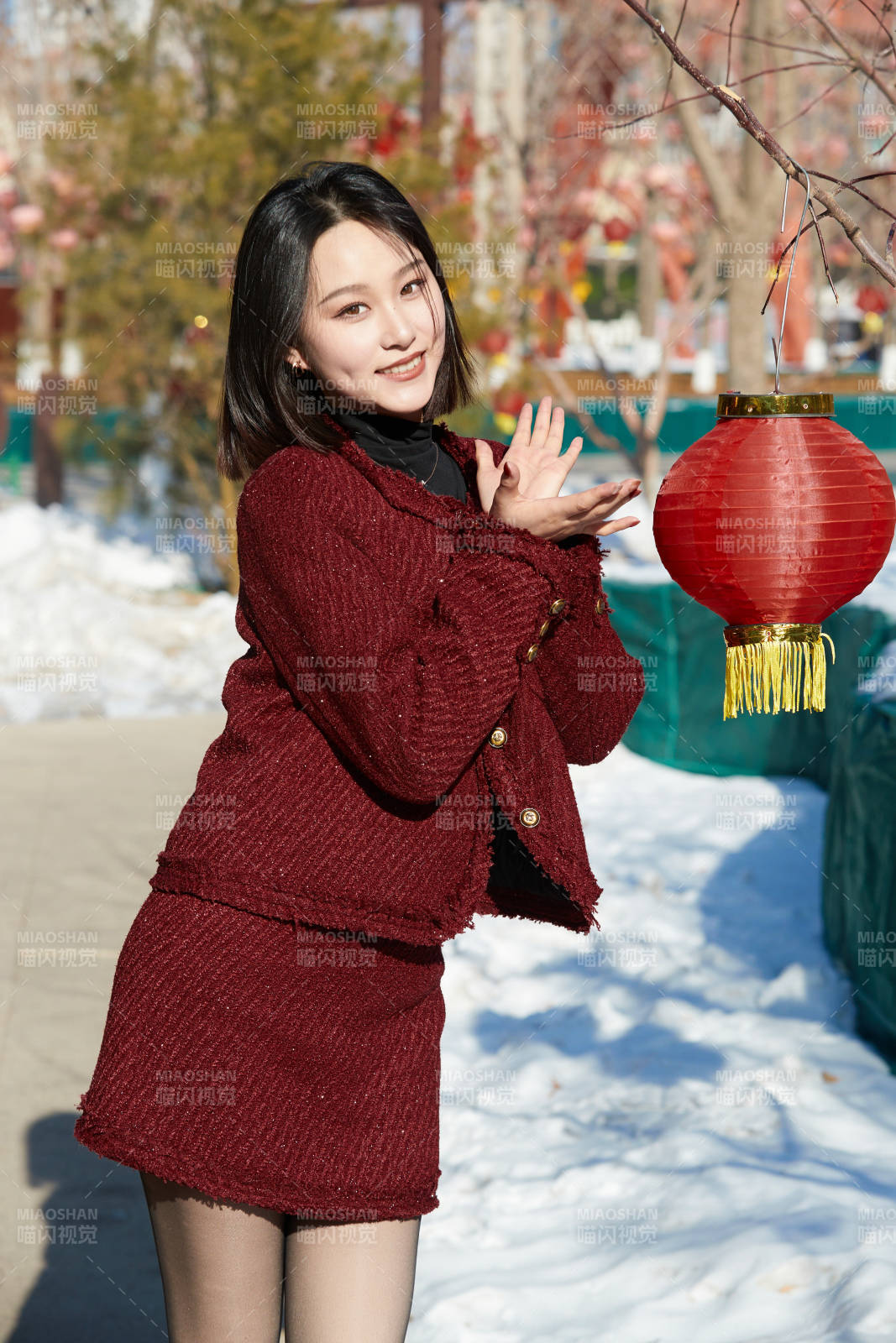 除夕在戶外公園游玩的亞洲少女