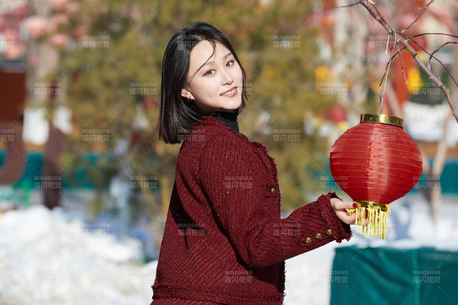 除夕在戶外公園游玩的亞洲少女