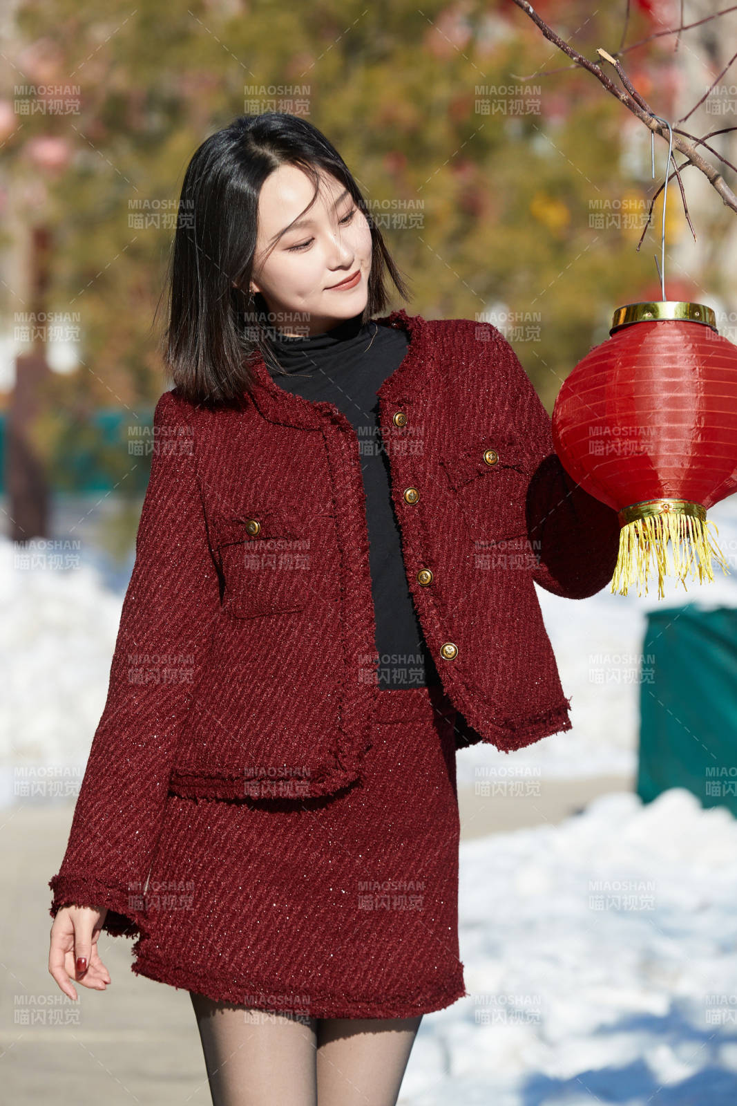 除夕在戶外公園游玩的亞洲少女