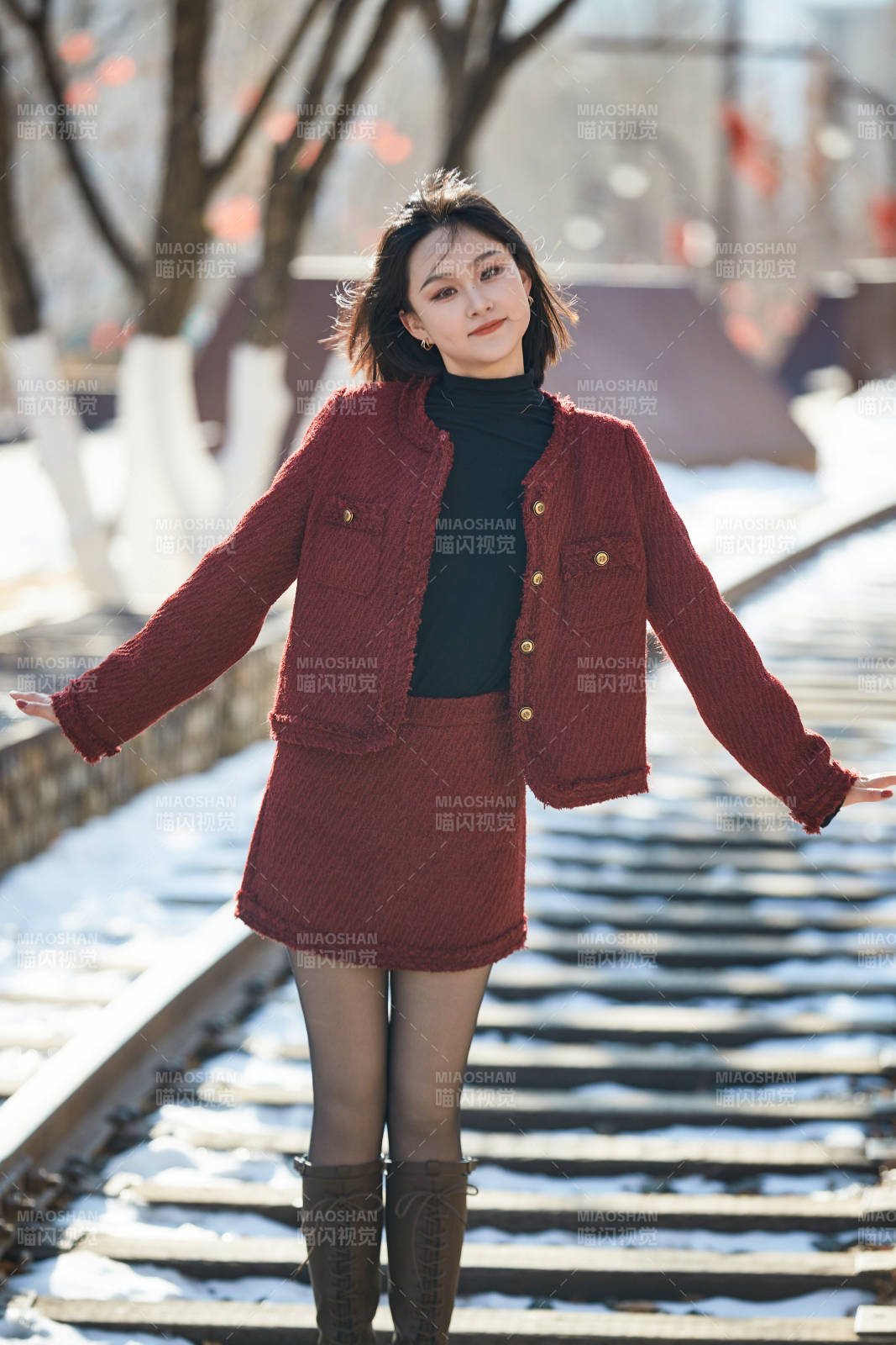 除夕在戶外公園游玩的亞洲少女