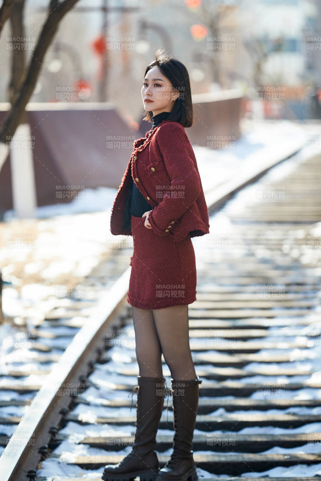 除夕在戶外公園游玩的亞洲少女