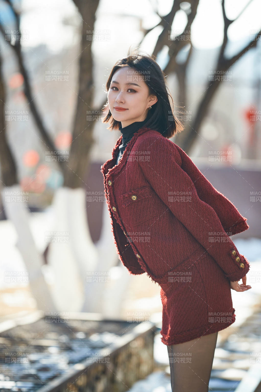 除夕在戶外公園游玩的亞洲少女