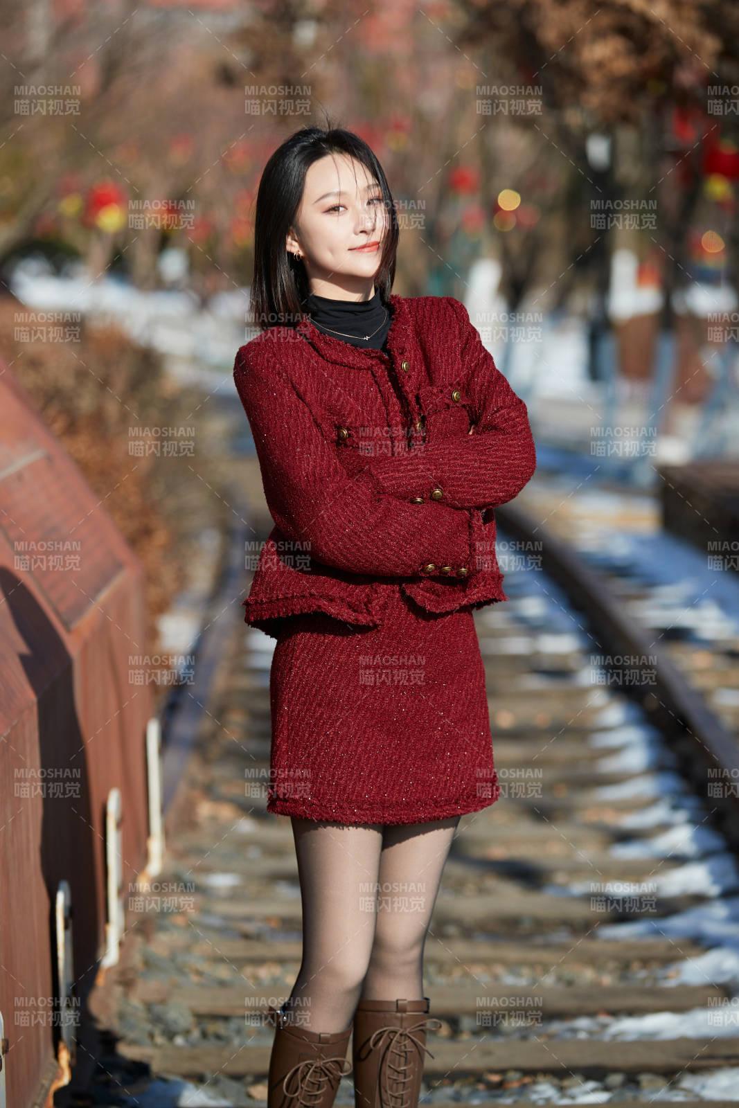 除夕在戶外公園游玩的亞洲少女