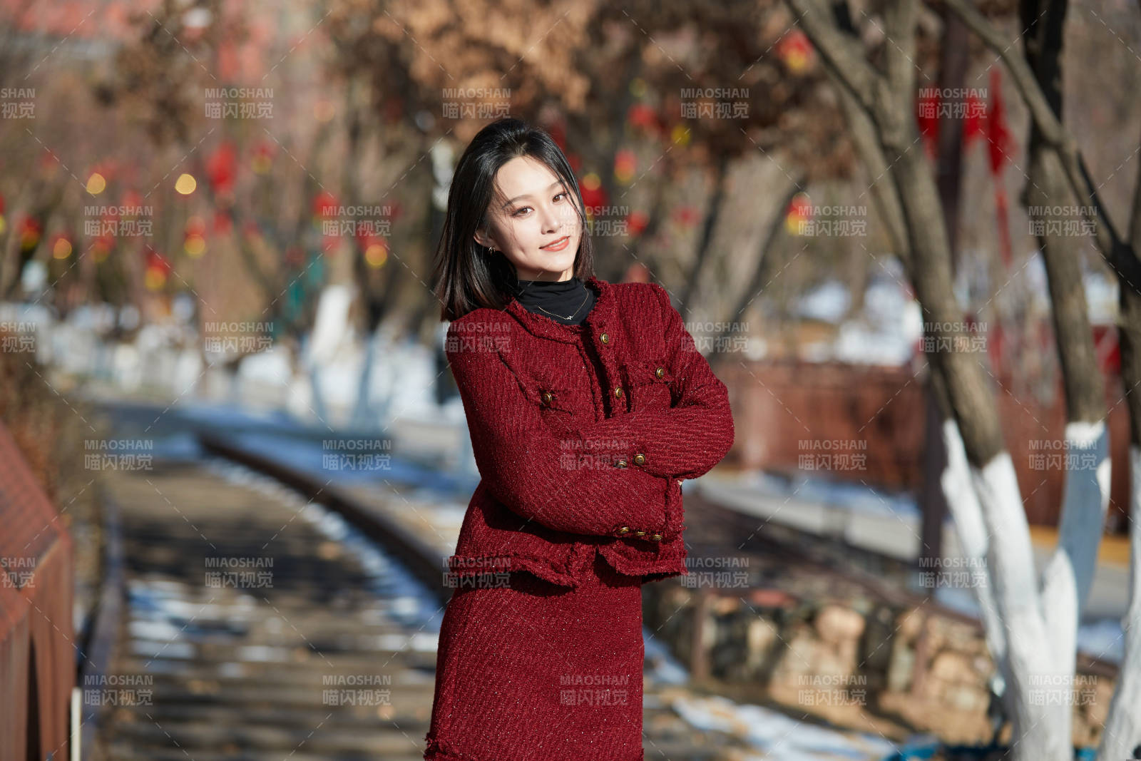 除夕在戶外公園游玩的亞洲少女