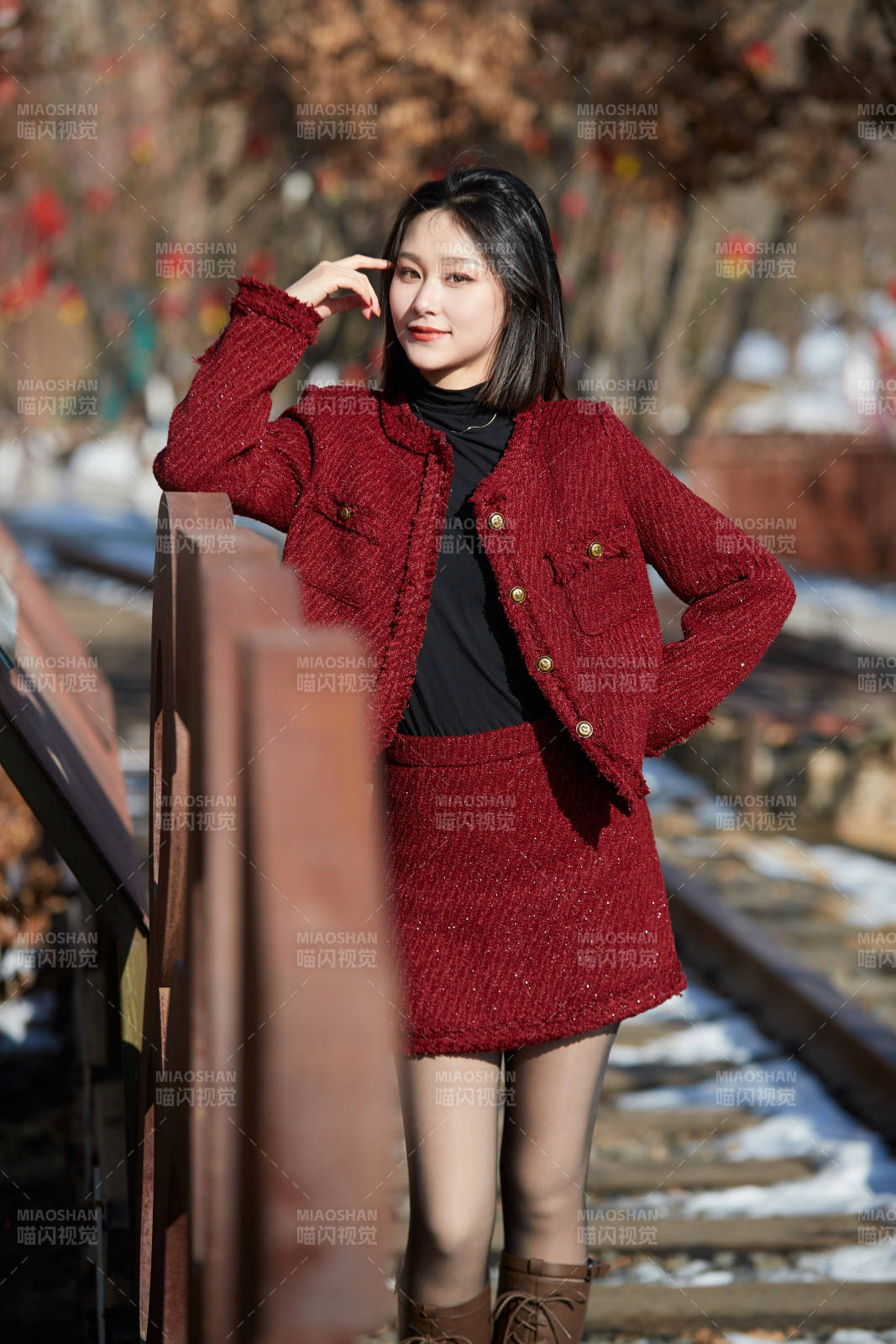 除夕在戶外公園游玩的亞洲少女