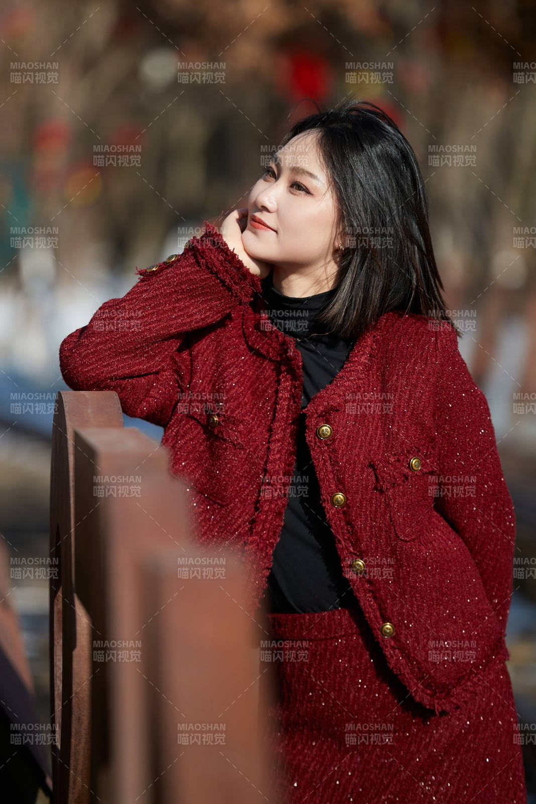 除夕在戶外公園游玩的亞洲少女