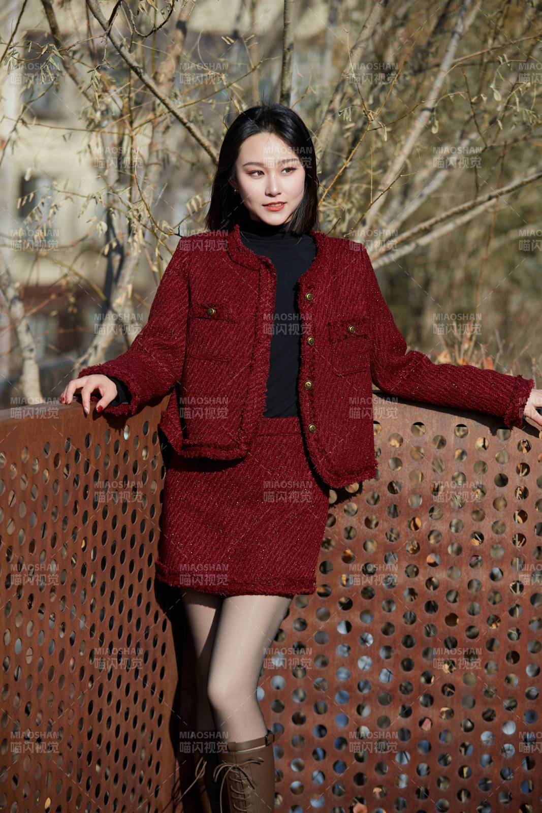 除夕在戶外公園游玩的亞洲少女